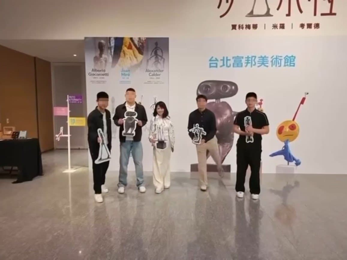 翁美慧和男孩們合照，其中一人是蔡依珊的兒子。（翻攝蔡依珊臉書）