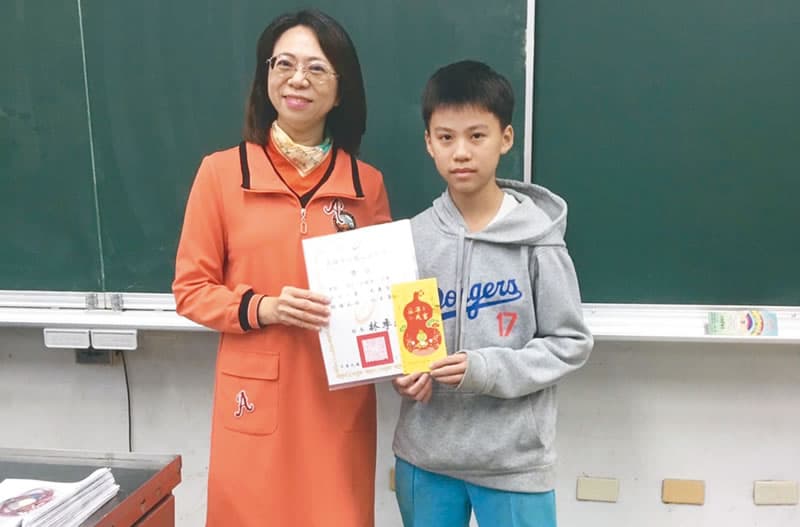 鳳山國中校長林季玲班表揚狀給國三學生江詠恩。（高雄市教育局）