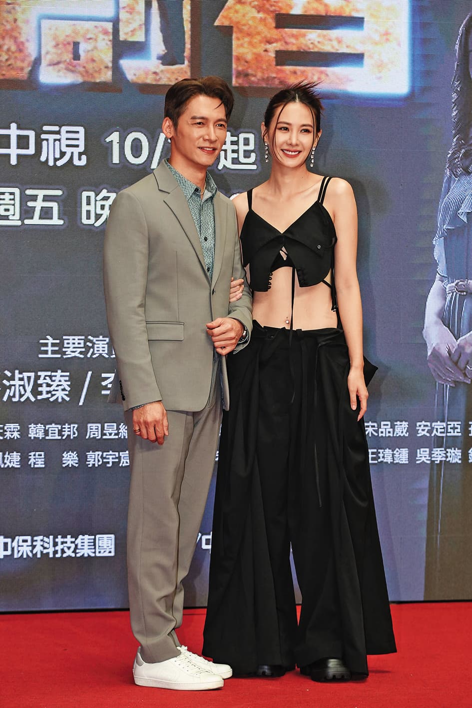 安心亞（右）裝扮火辣與温昇豪（左）出席《開創者》記者會。