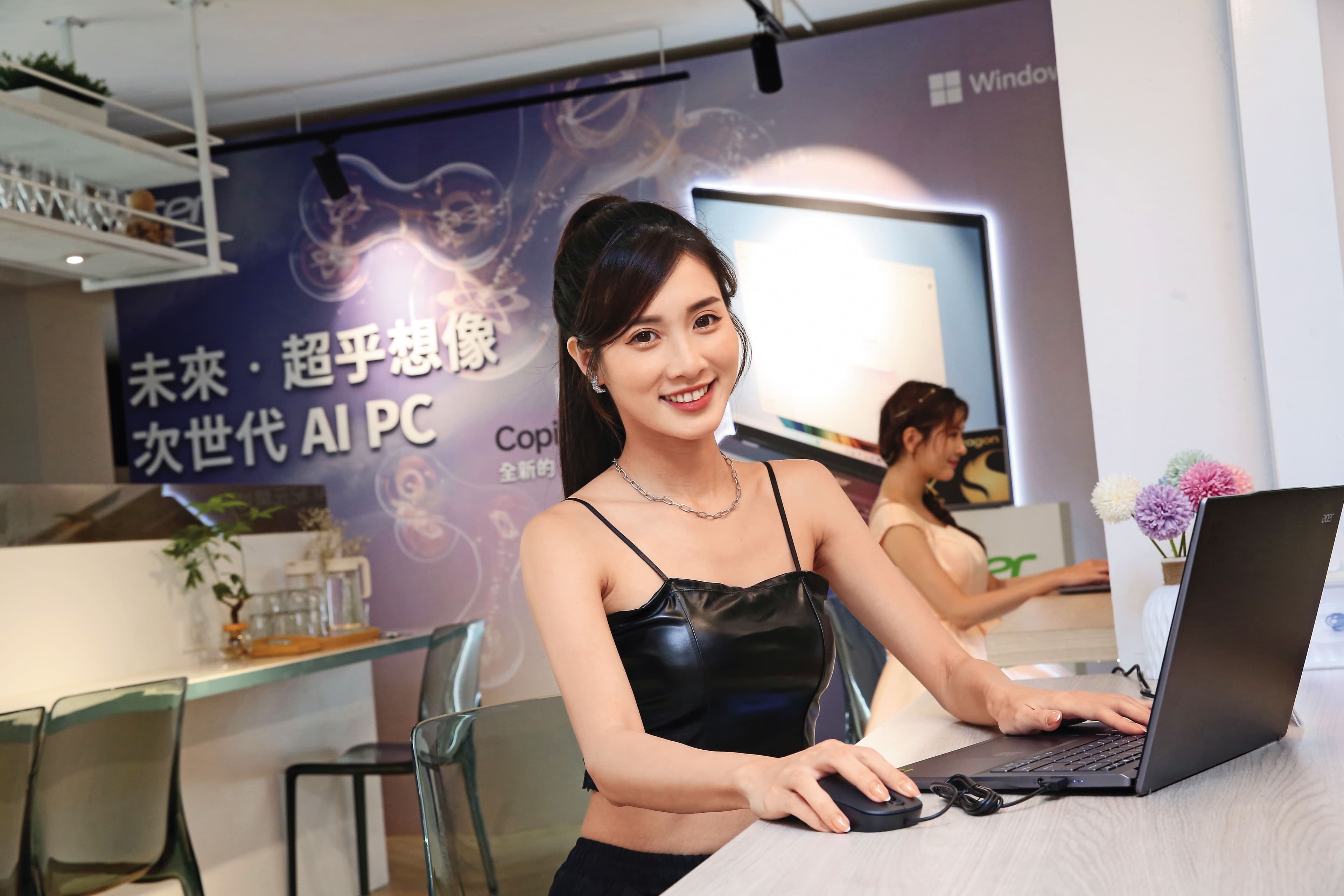 華碩和宏碁等PC廠都採用群聯方案，潘健成看好今年下半年AI PC開始普及。