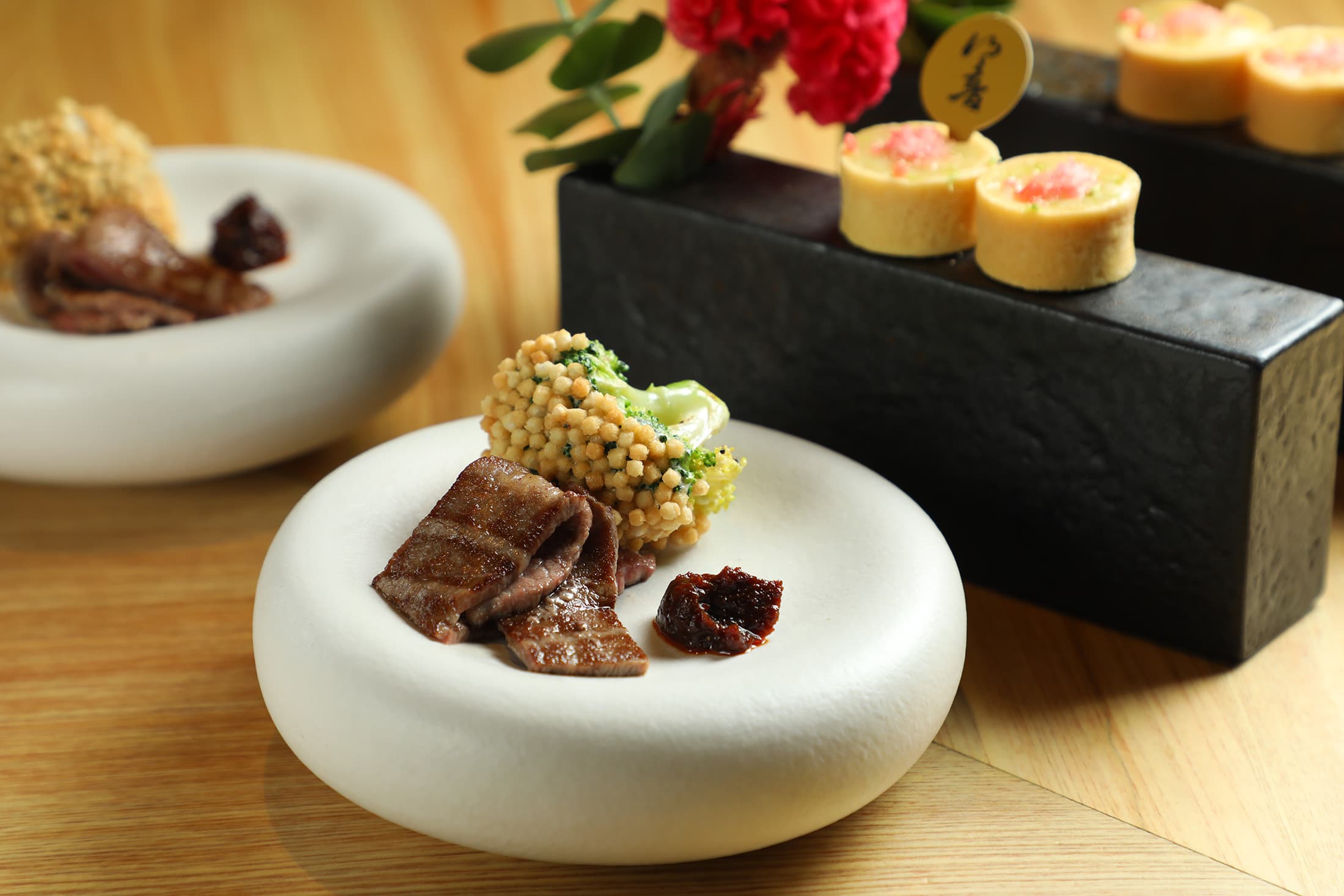 「A5和牛扇子肉」經過巧妙烤工被逼出2/3油脂，只留下香氣與肉感，顛覆和牛太油的既定印象。（3,680元套餐菜色）