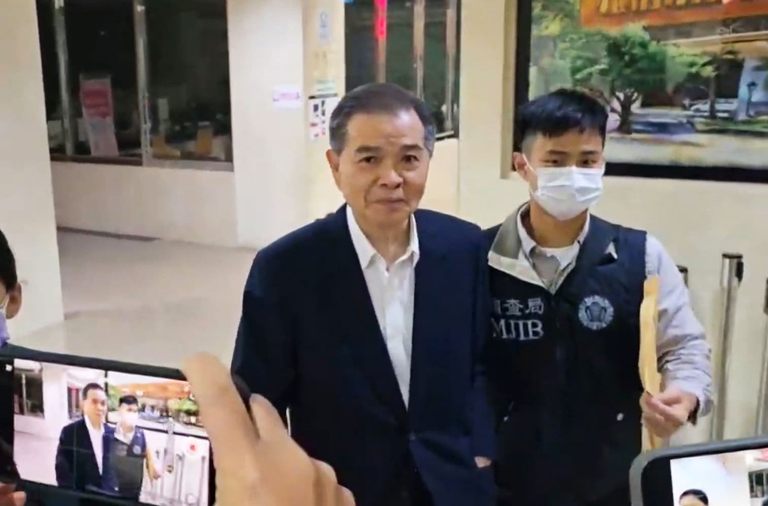 陳瑞隆（左）去年底已請辭中工法人代表，並涉弊案遭交保。（鏡新聞提供）
