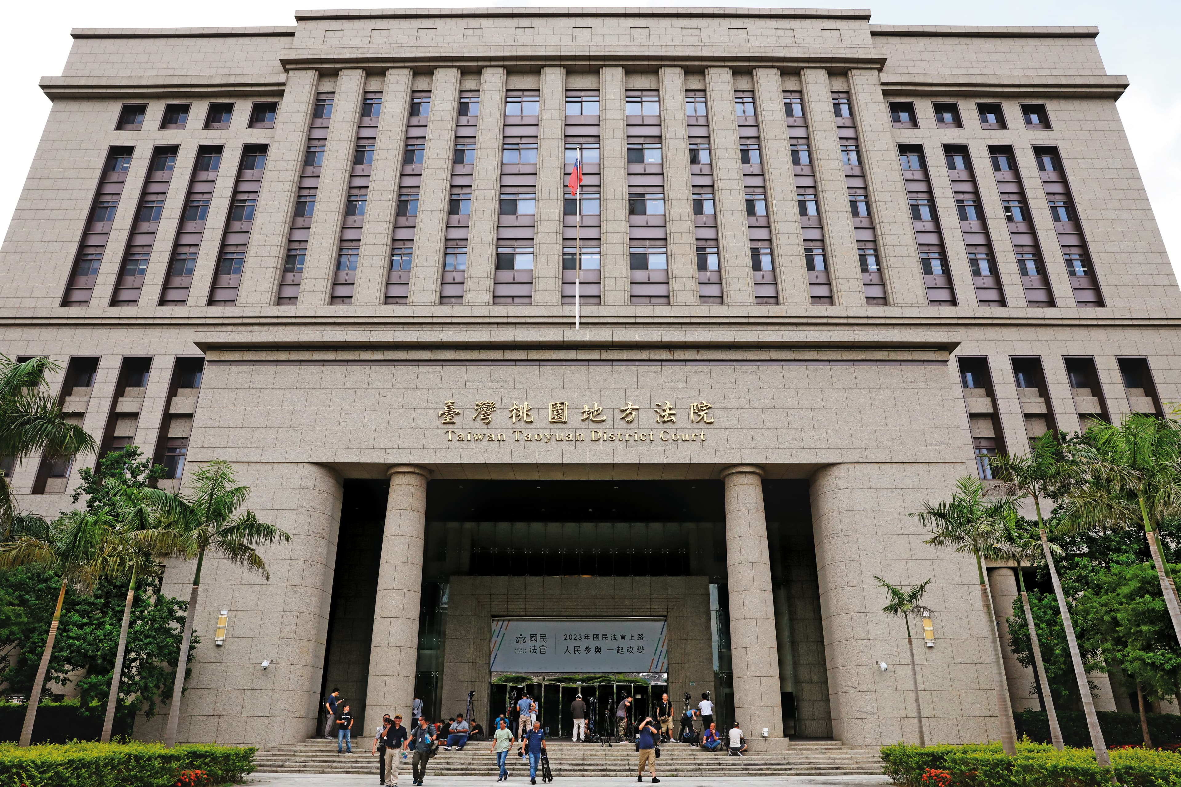 桃園地院法官認為鄭文燦涉嫌重大，但無羈押必要，裁定他以500萬元交保。