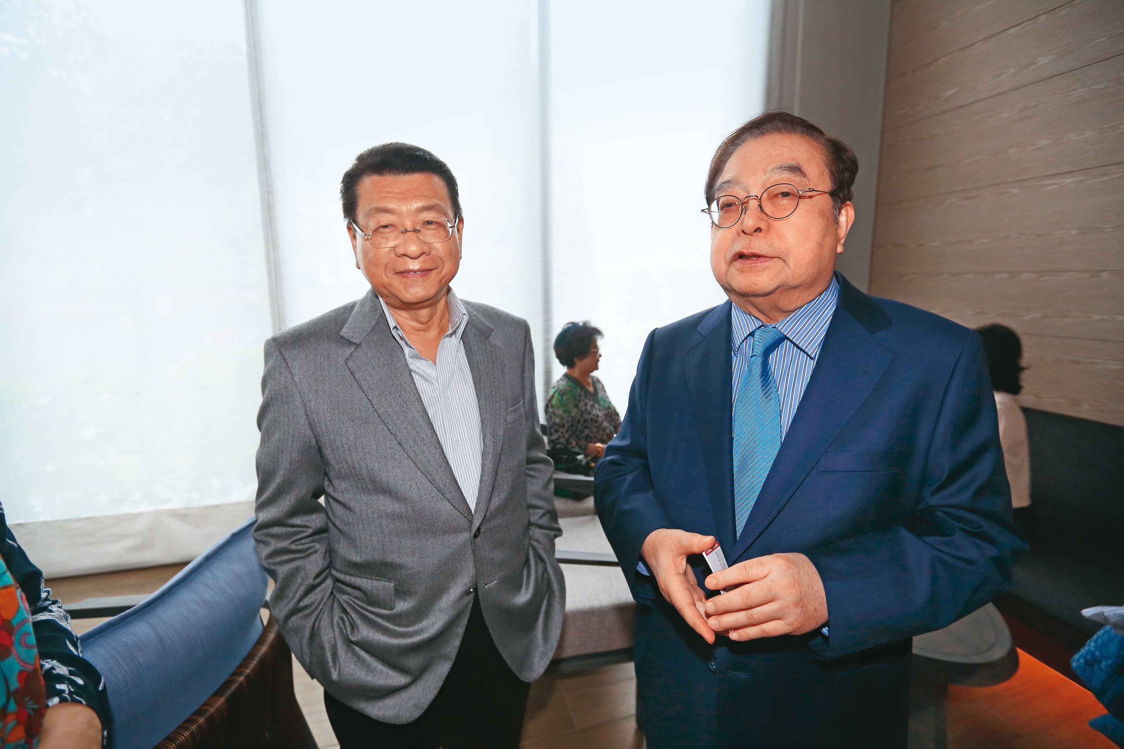 蔡鎮宇(左)與蔡辰男(右)皆出身台灣第一大金融家族「霖園集團」。