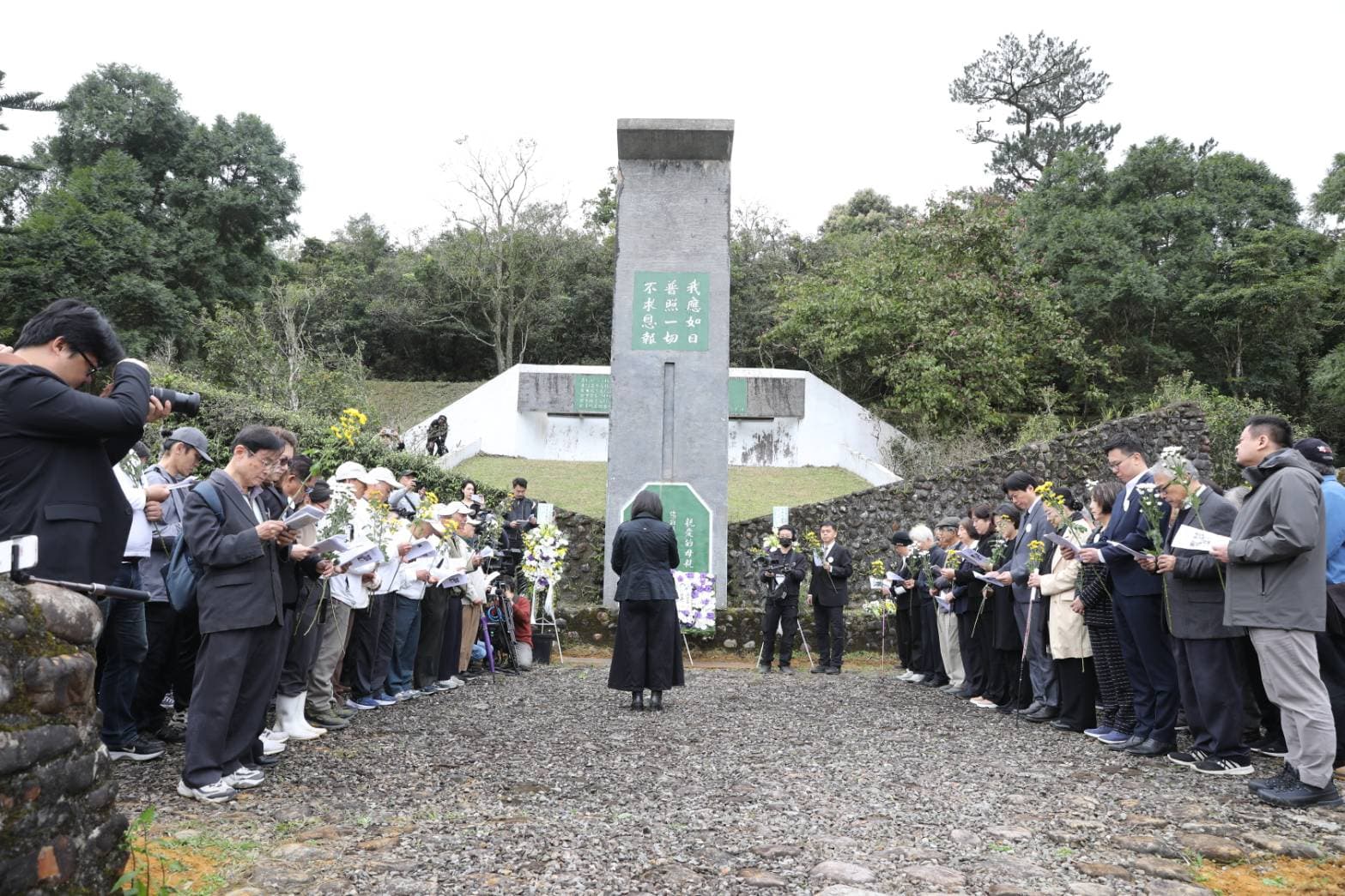 林宅血案46年，慈林基金會今日在宜蘭林家墓園舉行追思會，林義雄的妻子方素敏與親友到場，與上百名民眾一起哀悼。