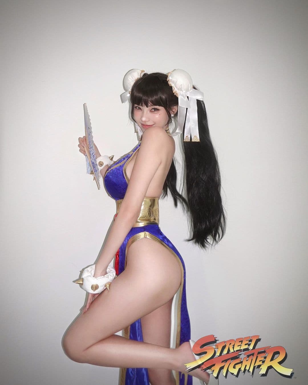 黃琳Cosplay成真人版春麗，側面角度大露美腿與翹臀。（翻攝IG@lovelynnboo）