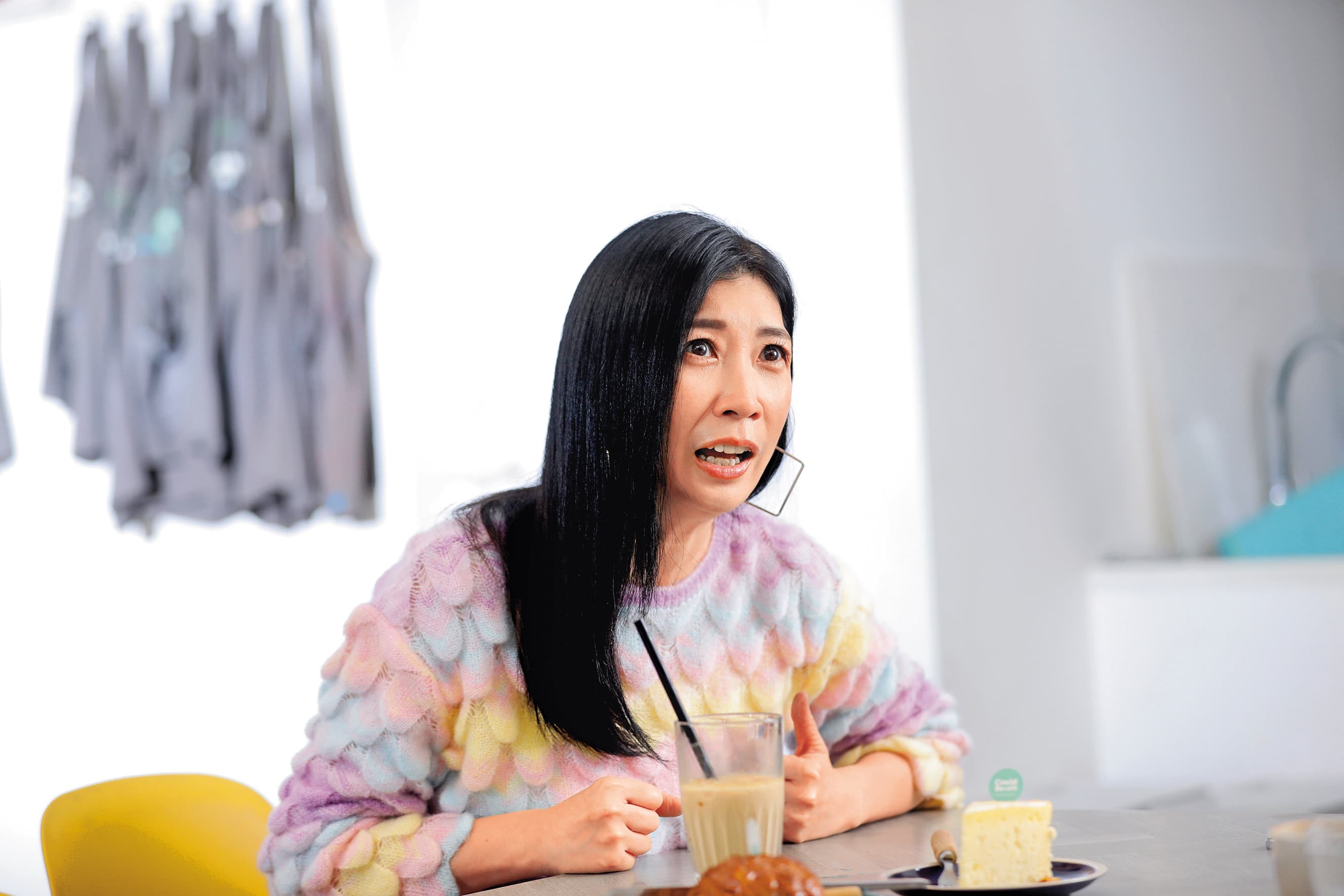 黃嘉千在恢單後接受本刊專訪，臉部表情非常豐富。