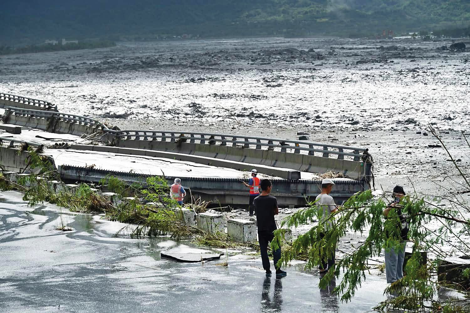 去年花蓮馬太鞍溪橋受損中斷，陳世凱連夜趕往現場，並緊急訂定一連串修復計畫。（翻攝陳世凱臉書）