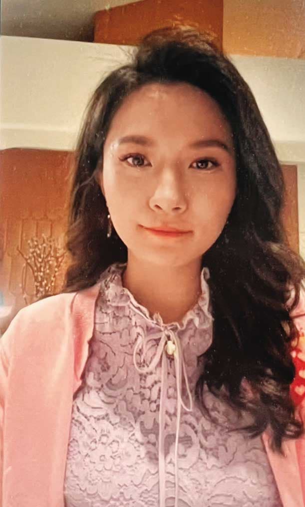 徐女（圖）接受本刊視訊採訪，指控她與知名作家宋晶宜之子結婚後，發現丈夫吸食大麻，還有暴力行為。（翻攝畫面）