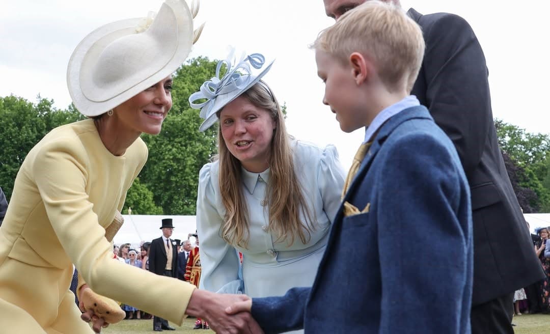 凱特王妃收下馬泰奧送的檸檬塔娃娃。（翻攝princeandprincessofwales IG）