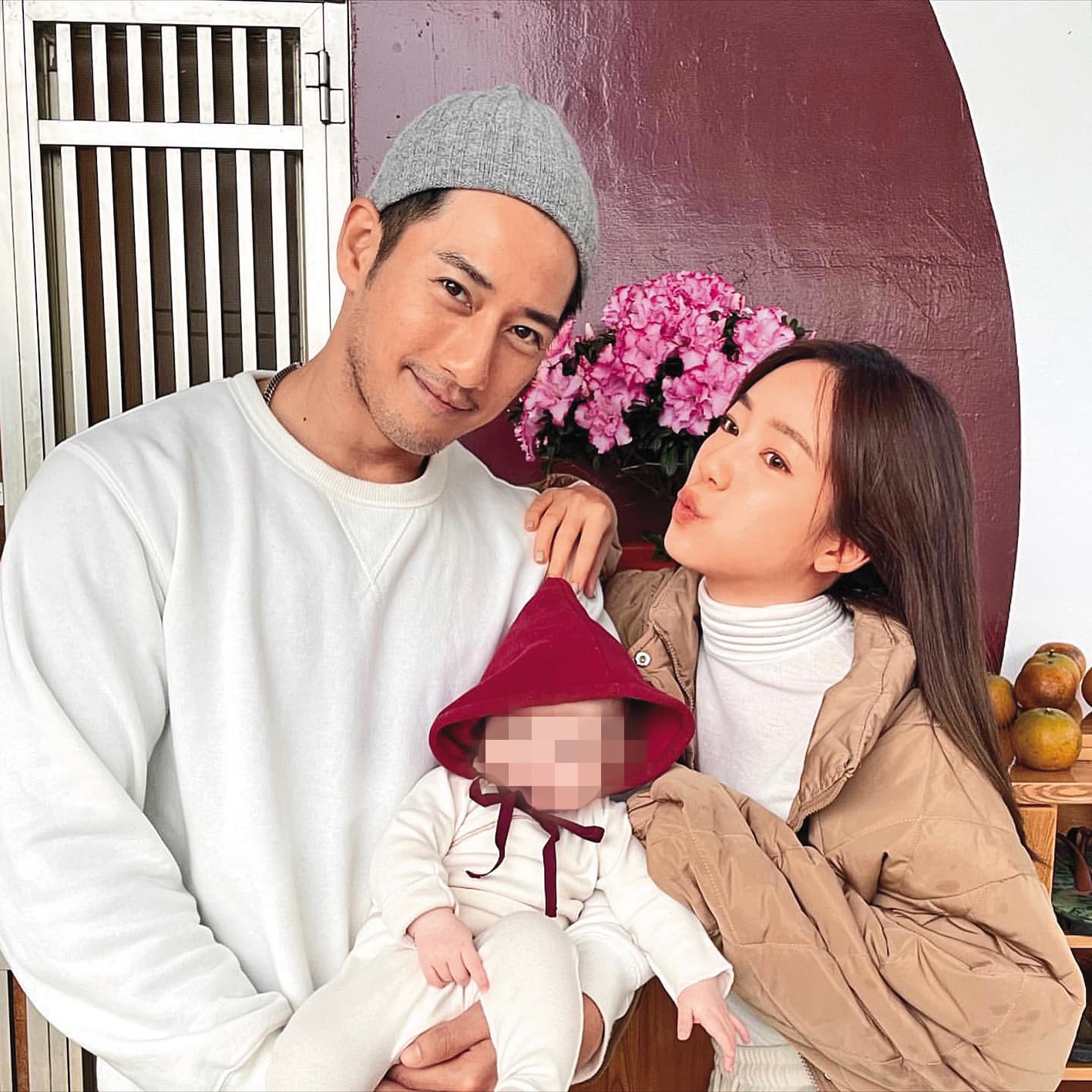 周孝安（左）與陳天仁（右）交往1年多，登記結婚時，還稱對方為彼此的靈魂伴侶，兩人育有1女。（翻攝自陳天仁IG）