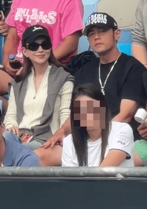 周杰倫也拍拍自己的大腿，回應老婆。（翻攝畫面）