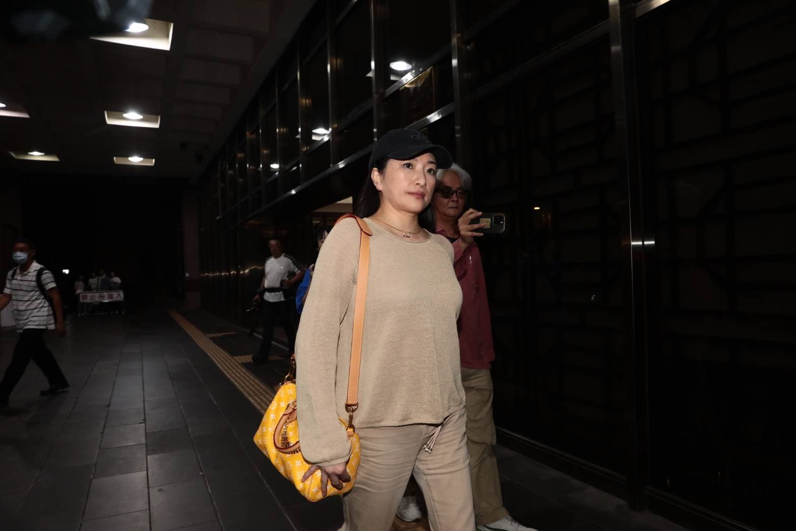 林鴻南前妻王婉玲也涉案，以30萬元交保。（鏡報林煒凱）