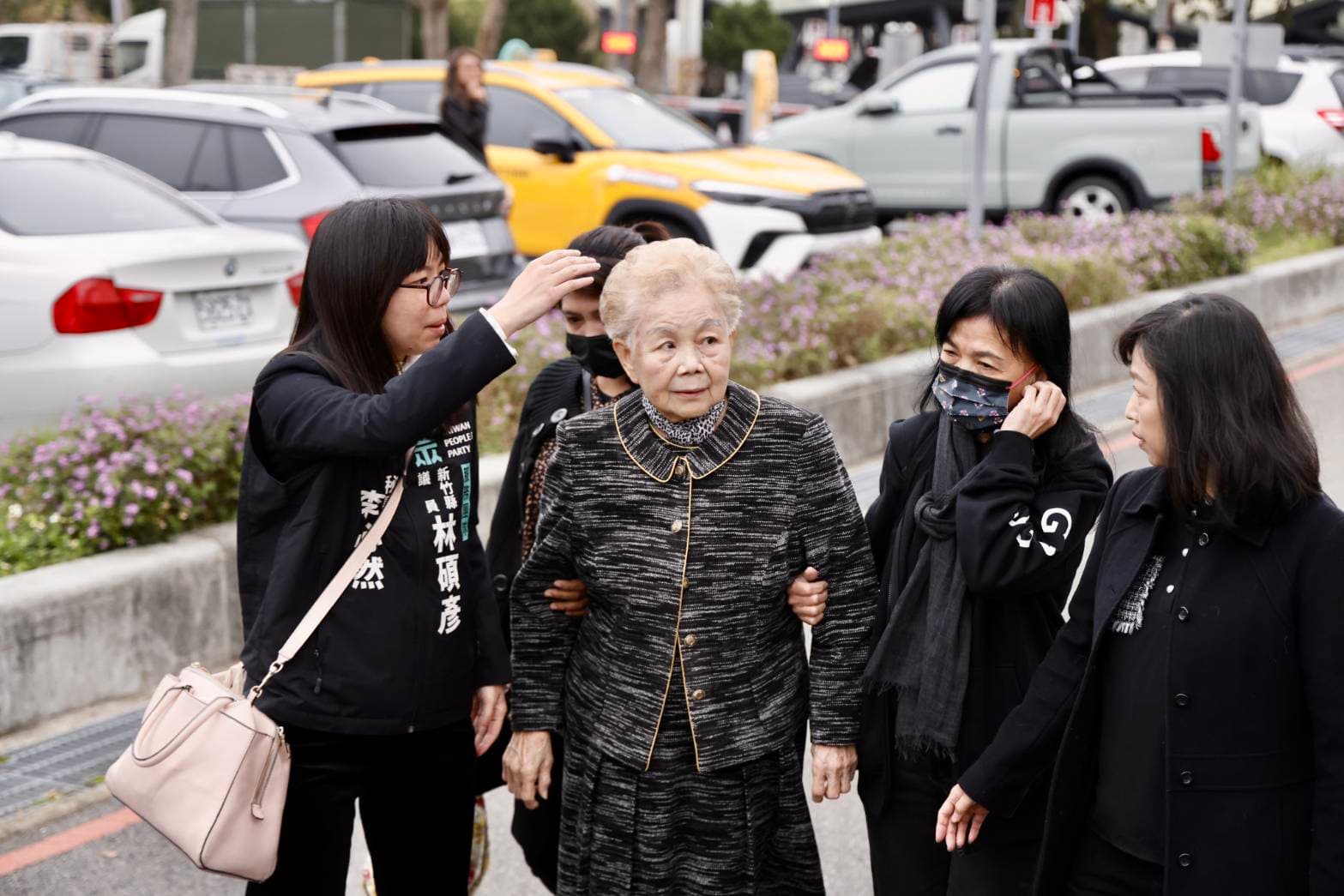 柯文哲的母親回應媒體提問，表示柯文哲能待多久並非她能決定的。