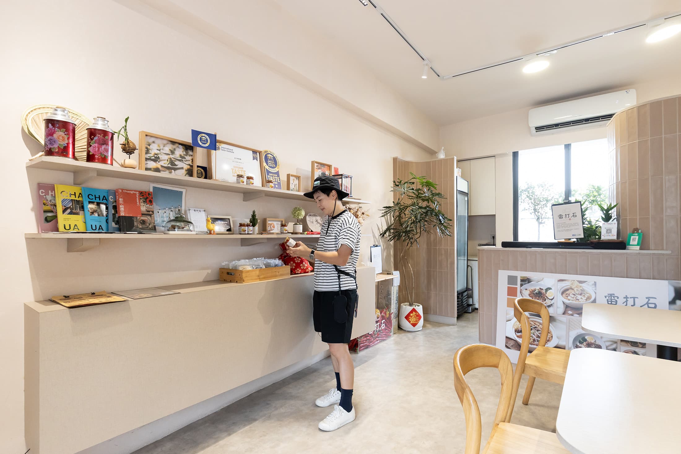 店內提供拌麵、砂鍋煲等餐點，讓客人直接品嘗辣椒醬做成的美味料理。