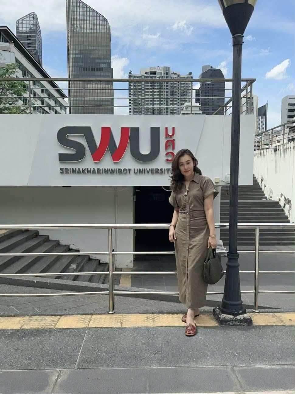 愛姐不僅成為高僧的極樂伴侶，更深度介入寺廟財務與資產轉移，搖身一變成為身家驚人的億萬名媛。（翻攝畫面）