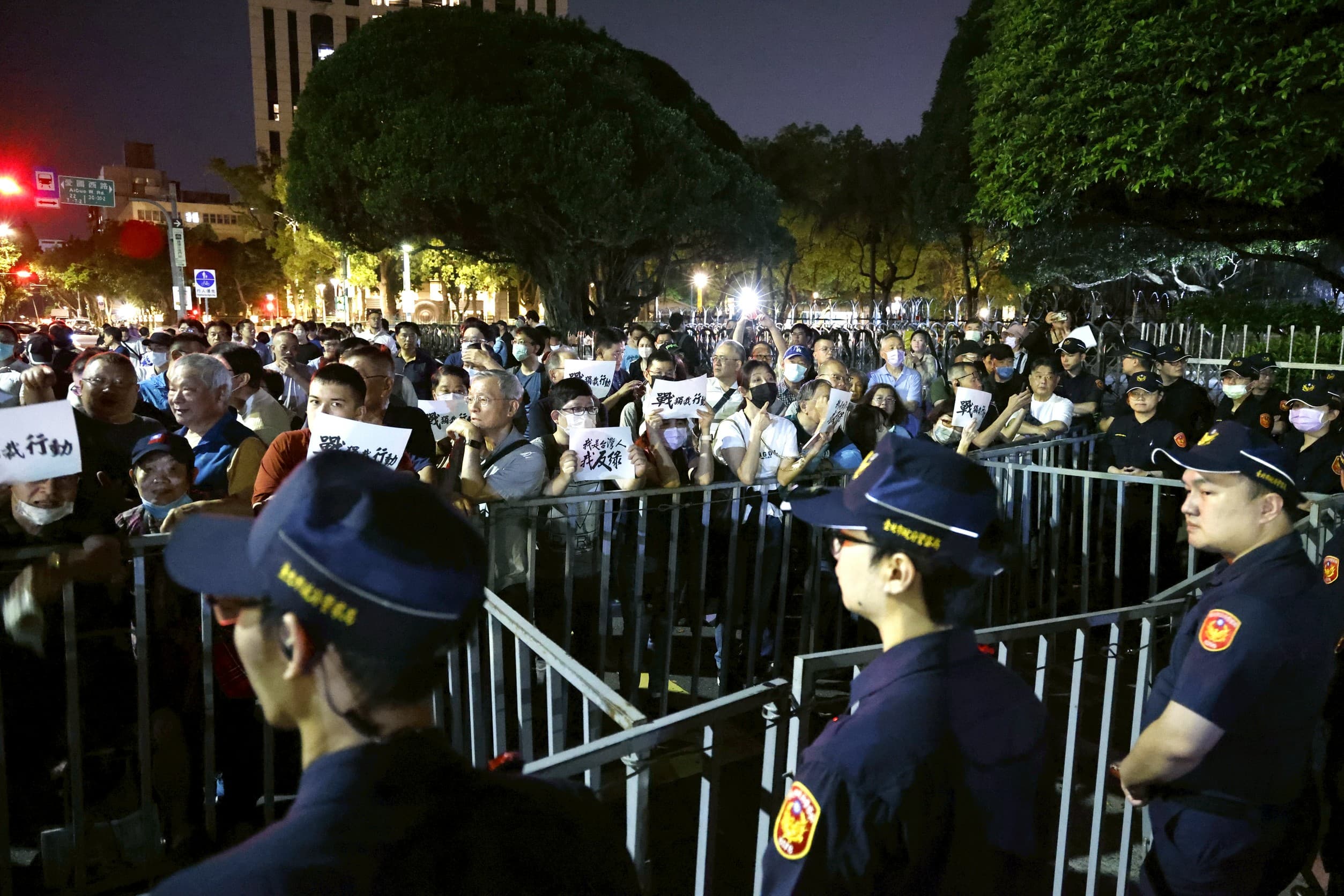 朱立倫率黨公職與支持者前往北檢前陳抗。