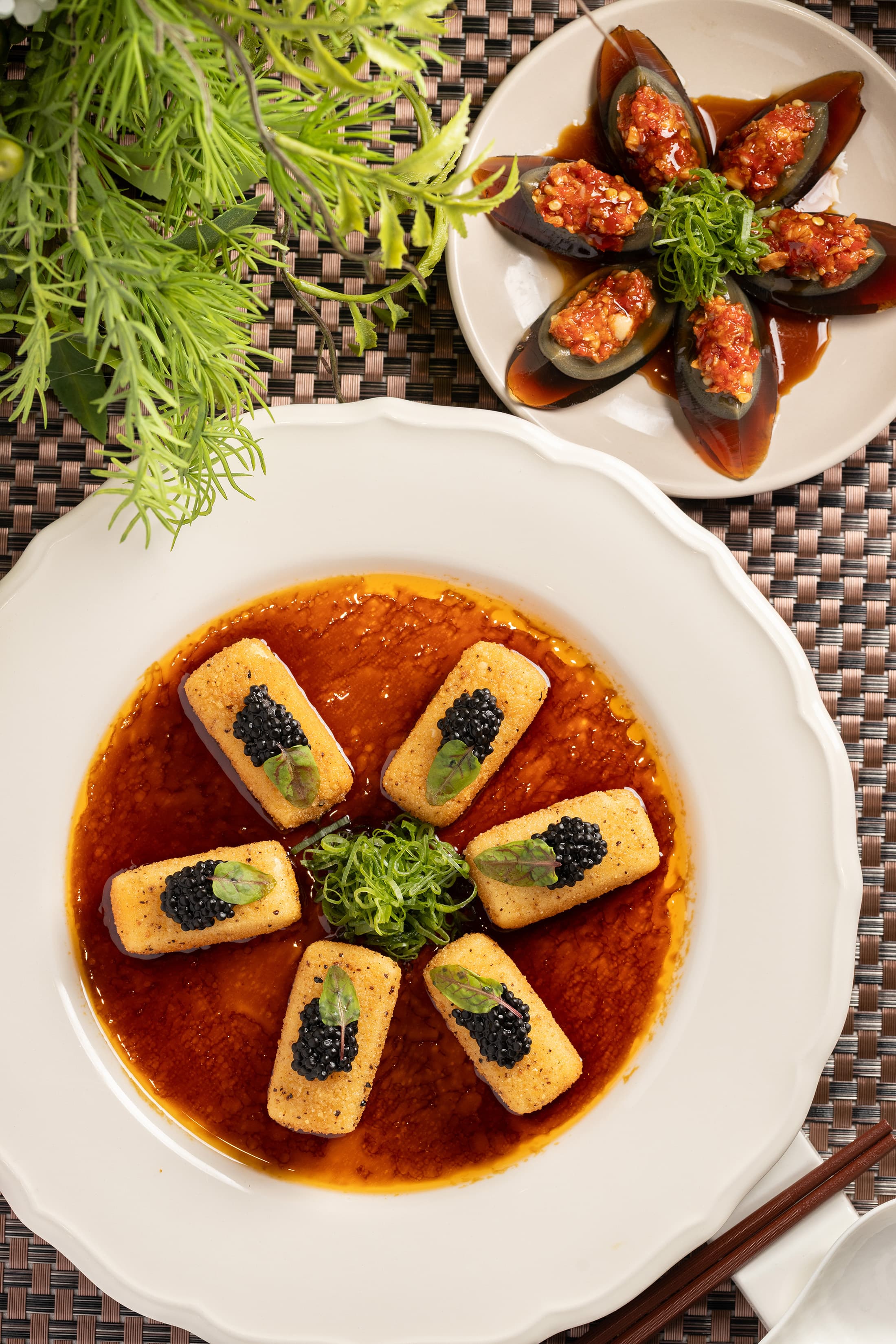 「椒麻脆皮豆腐」（下，320元／份）、「剁椒釀皮蛋」（上，120元／份）都是康主廚十分自豪的創意菜。