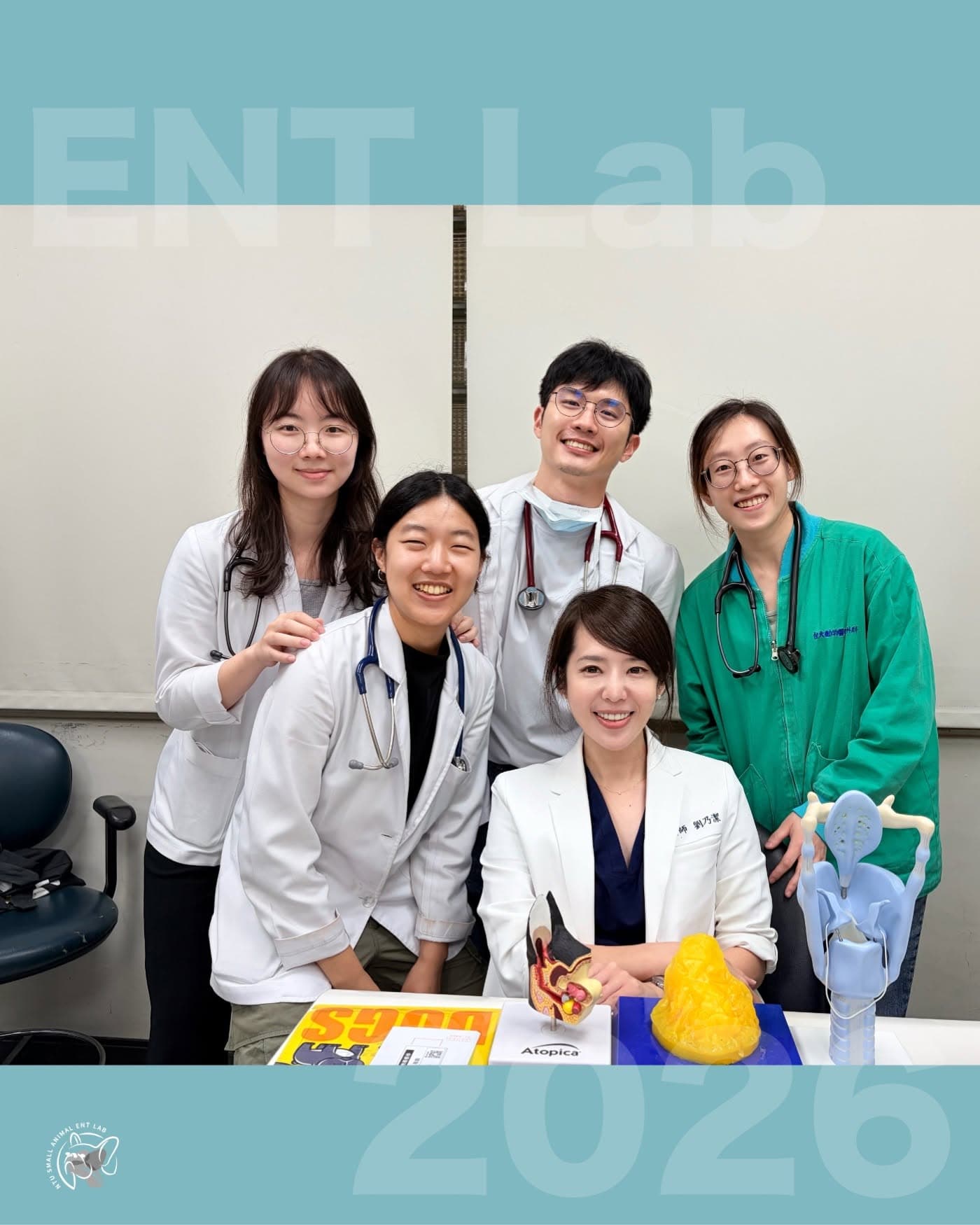 劉乃潔（前排右）目前擔任台大獸醫學系助理教授，和研究生合照掀起網友熱議。（翻攝臺大小動物耳鼻喉暨臨床睡眠研究室臉書）