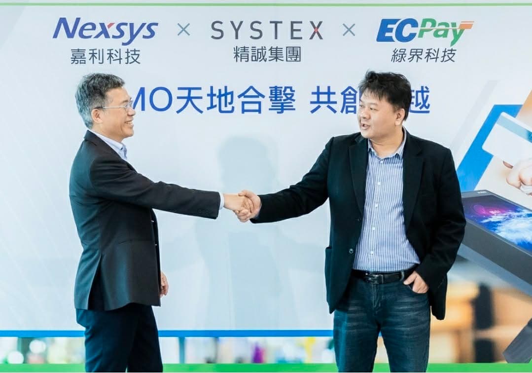 黃華勇（右）在綠界科技當總經理時，就極看好嘉利科技（精誠金融前身），並主導綠界投資嘉利，左為時任精誠資訊資深副總的楊世忠。（黃華勇提供）