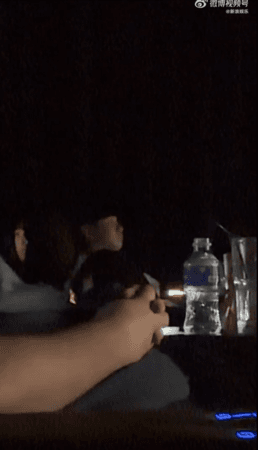 不同於舞台上的耀眼形象，林俊傑私下約會風格相當低調，與女友七七自在觀影。（翻攝自微博）