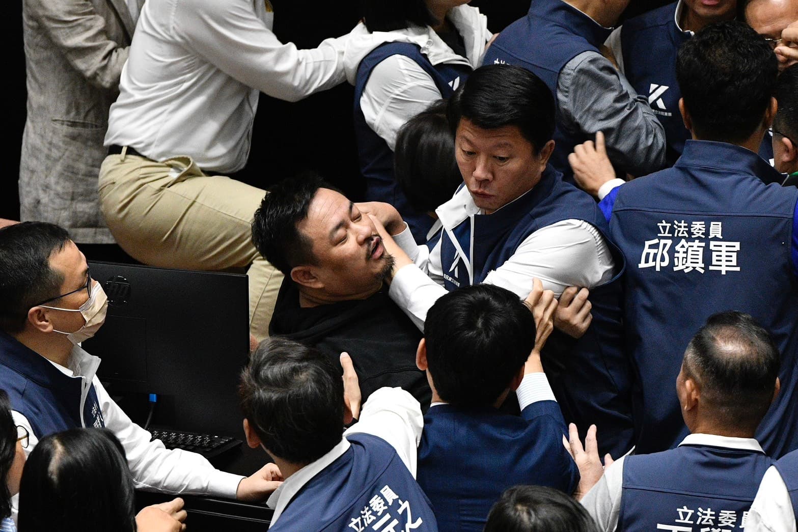 場面不斷失控，立委激烈扭打成一團。