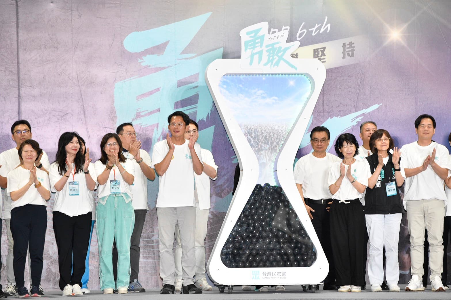 民眾黨今日召開黨代表大會，決議維持不分區立委2年條款，但有黨內人士向媒體抱怨，黃國昌逕自擱置關於2年條款的提案，不給討論也不給表決。（鏡報李智為）