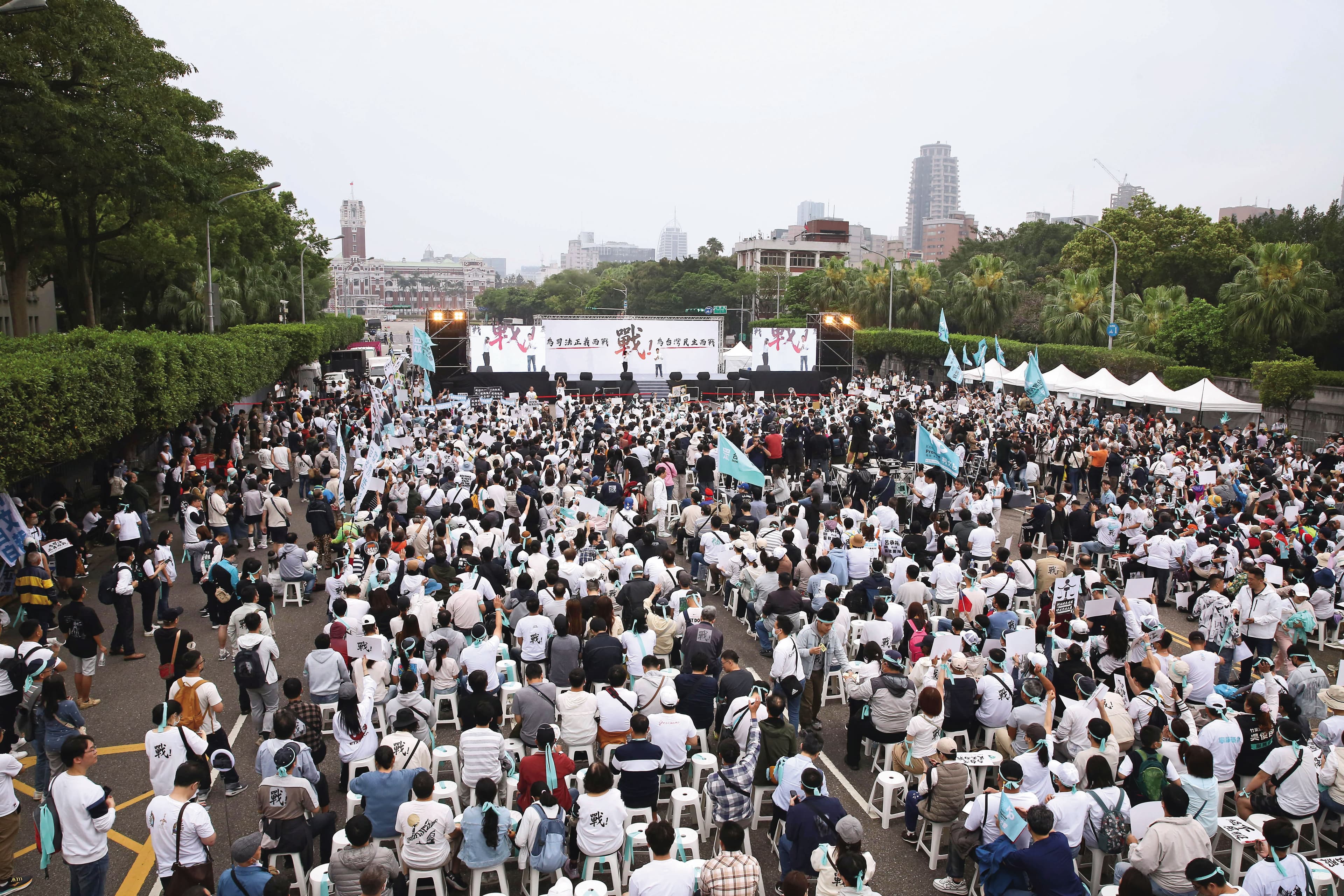 白營憂心柯文哲若喪失參選總統資格恐會流失未來藍白競合籌碼。圖為白營329凱道集會畫面。（鏡報董孟航）