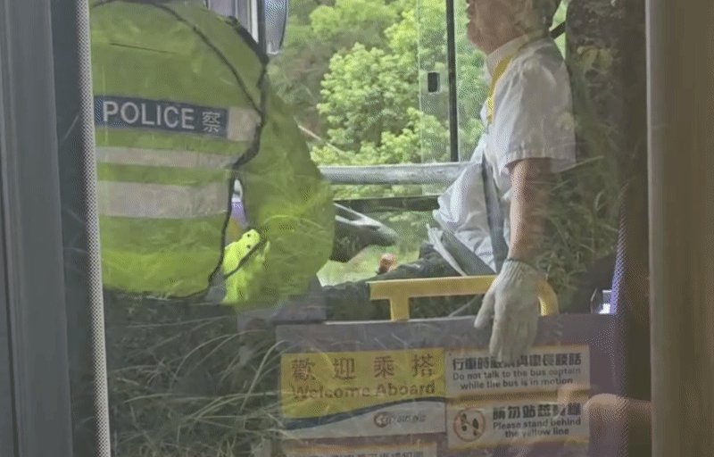 香港一輛巴士駕駛遇飛來橫禍，鐵棍插穿擋風玻璃後捅進駕駛胸口。（翻攝自Threads@mandy_py_lau）
