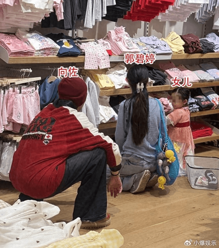 向左和郭碧婷陪女兒逛新加坡平價服飾店，郭碧婷跪在地上，細心照顧女兒。（翻攝微博）