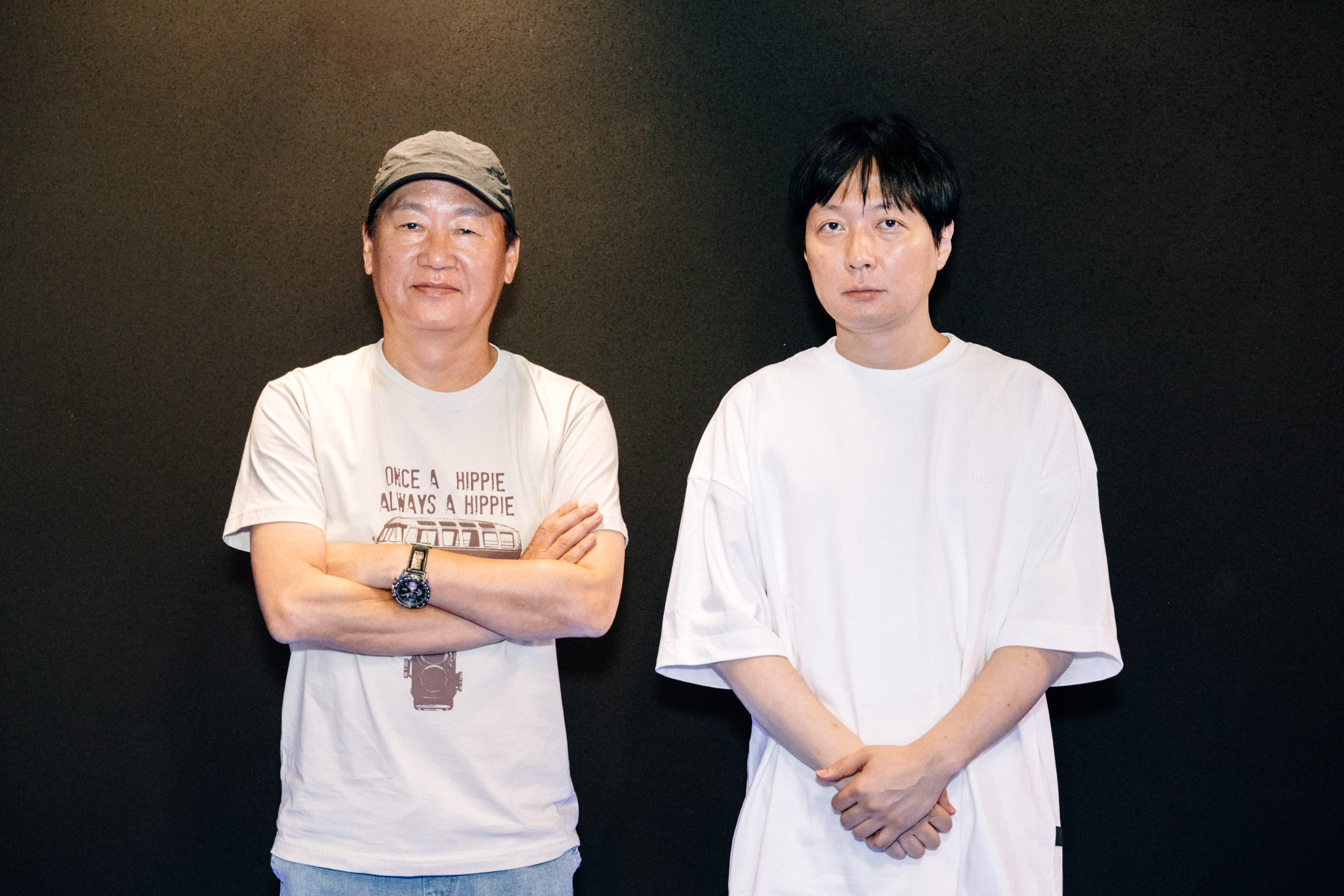 導演金秉祐（右）與監製元東淵期盼觀眾能進電影院感受《全知讀者視角》的世界觀與故事理念。（采昌國際多媒體提供）