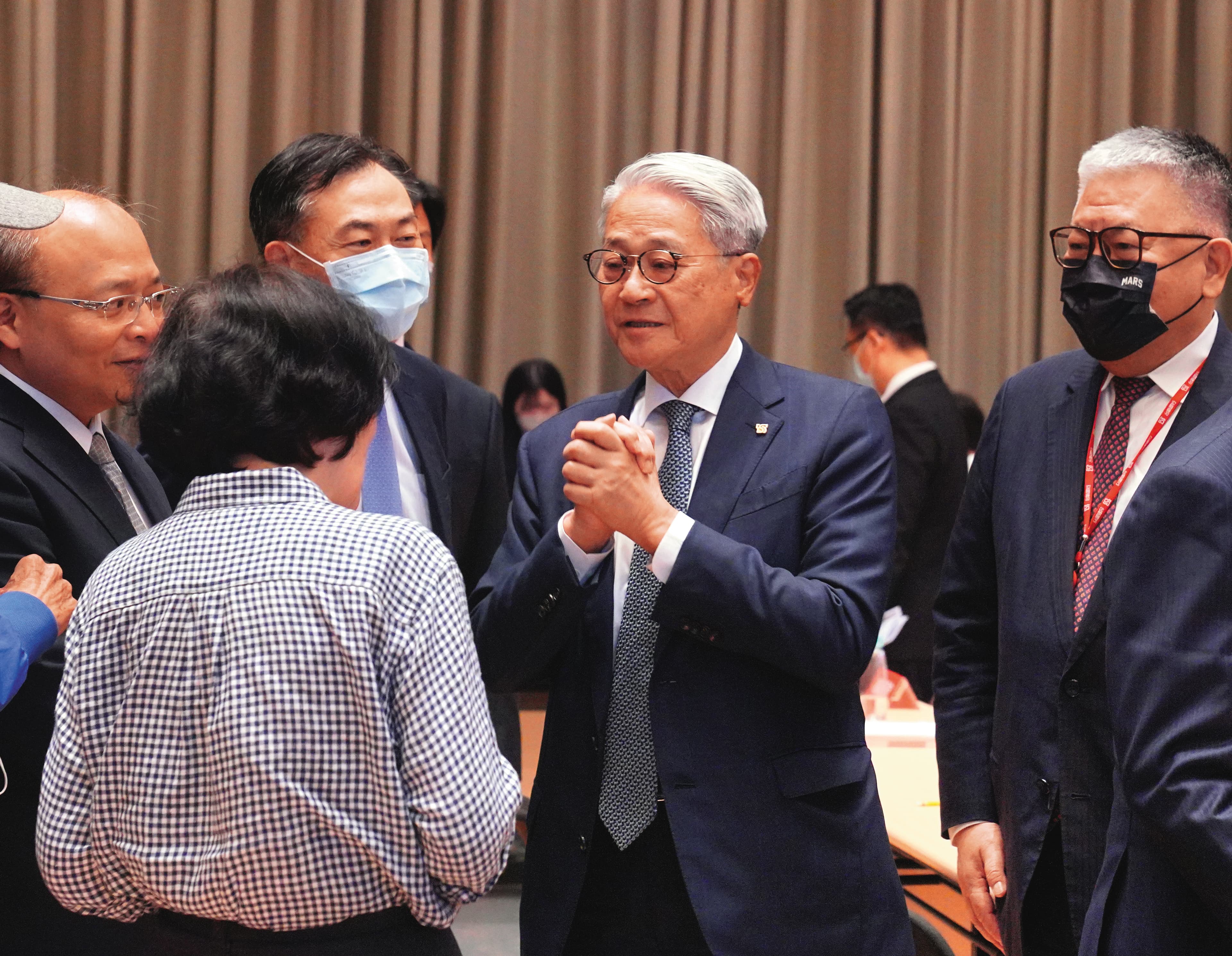 吳東亮力拚台新金合併新光金，積極爭取股東支持。
