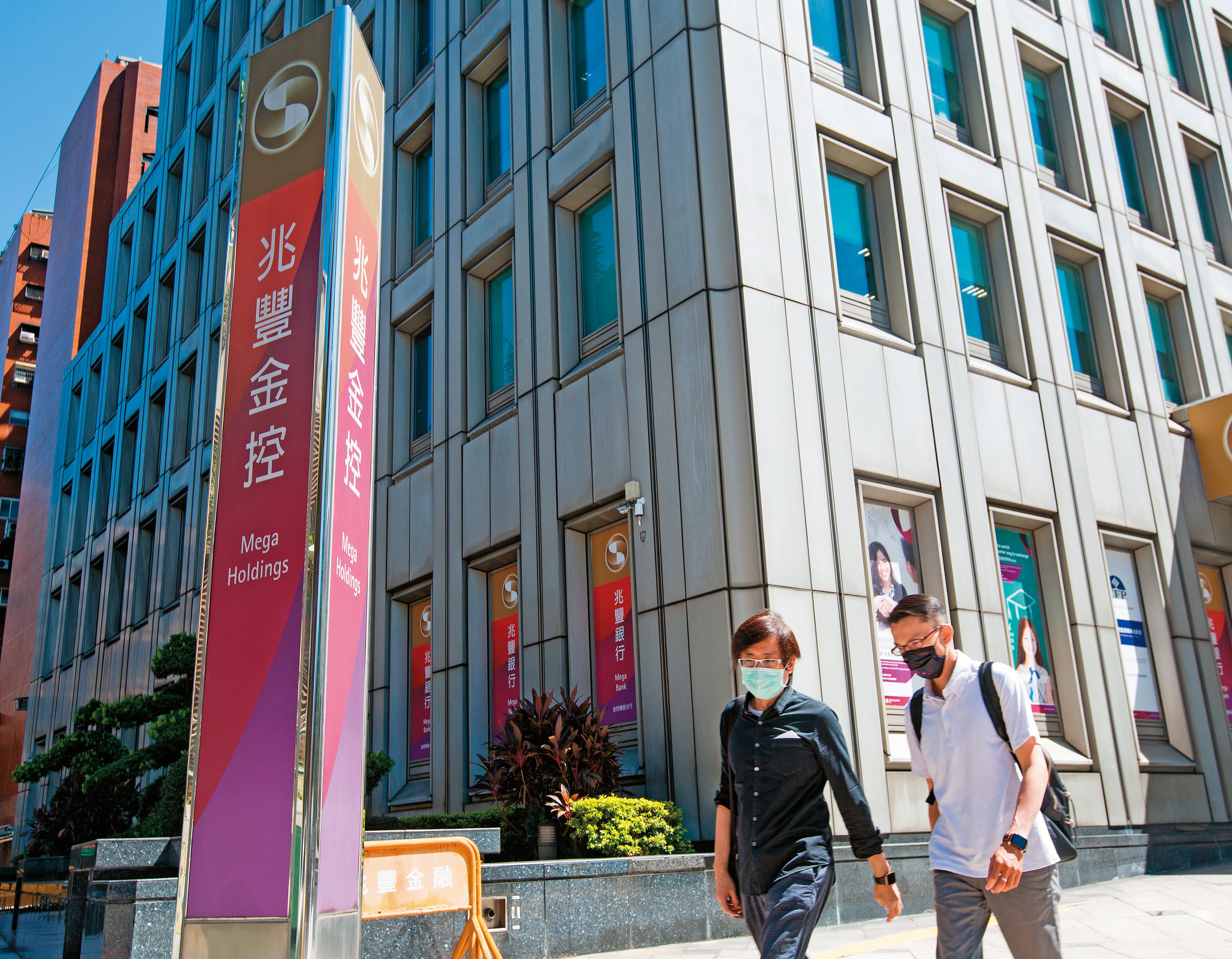 資深證券分析師杜金龍表示，部分官股是政府基金在選前的拉抬目標，其中績效亮眼的兆豐金可逢低布局。