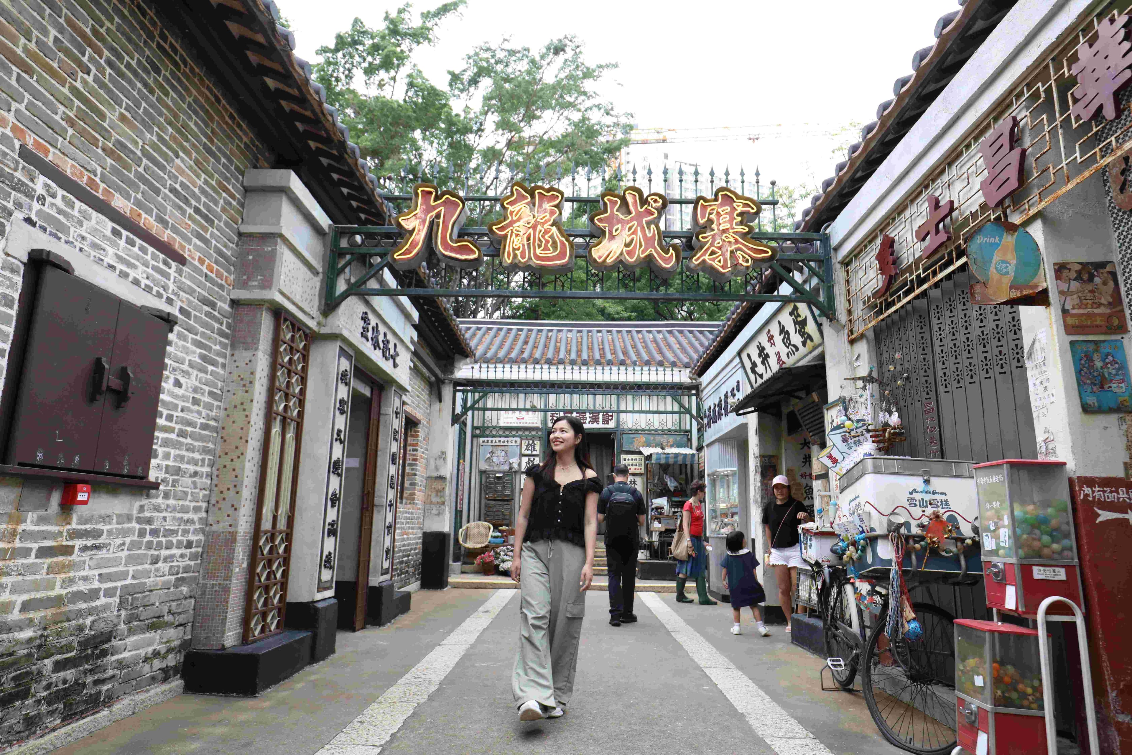 跨過「九龍城寨」的鐵牌坊，就像一腳踏入時空隧道。