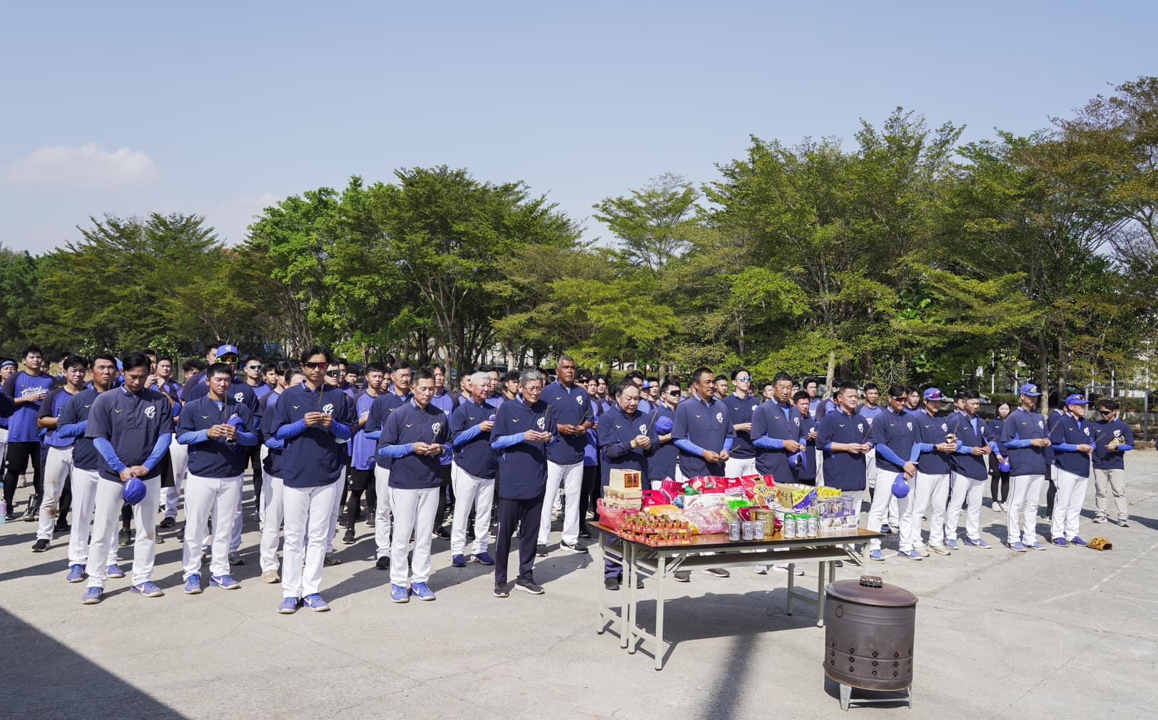 富邦悍將15展開春訓前一起進行祭拜儀式，陳連宏黝黑的膚色在人群中格外顯眼。（翻攝自富邦悍將棒球隊臉書）