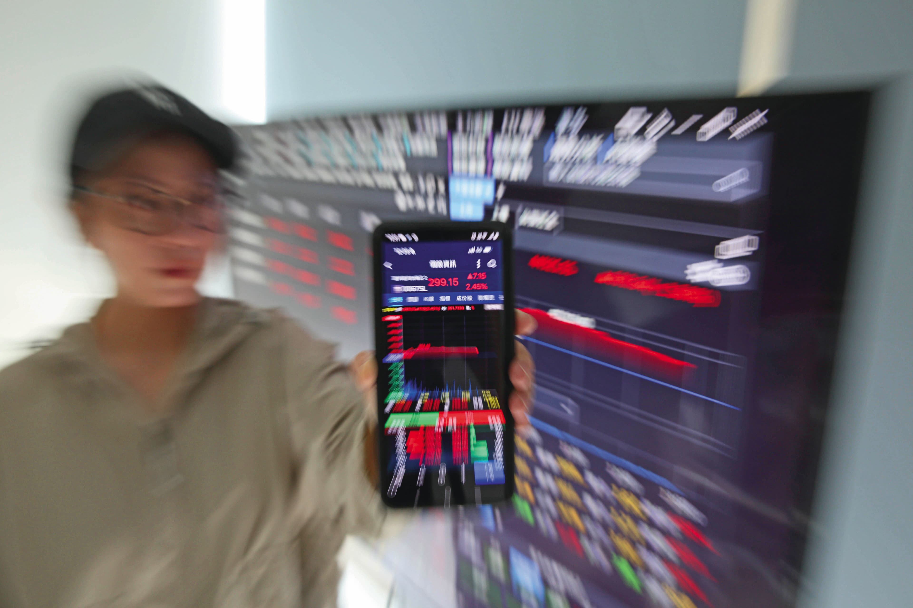 只要股市出現回檔，正2的成交量便放大，顯示散戶鍾愛槓桿型商品。
