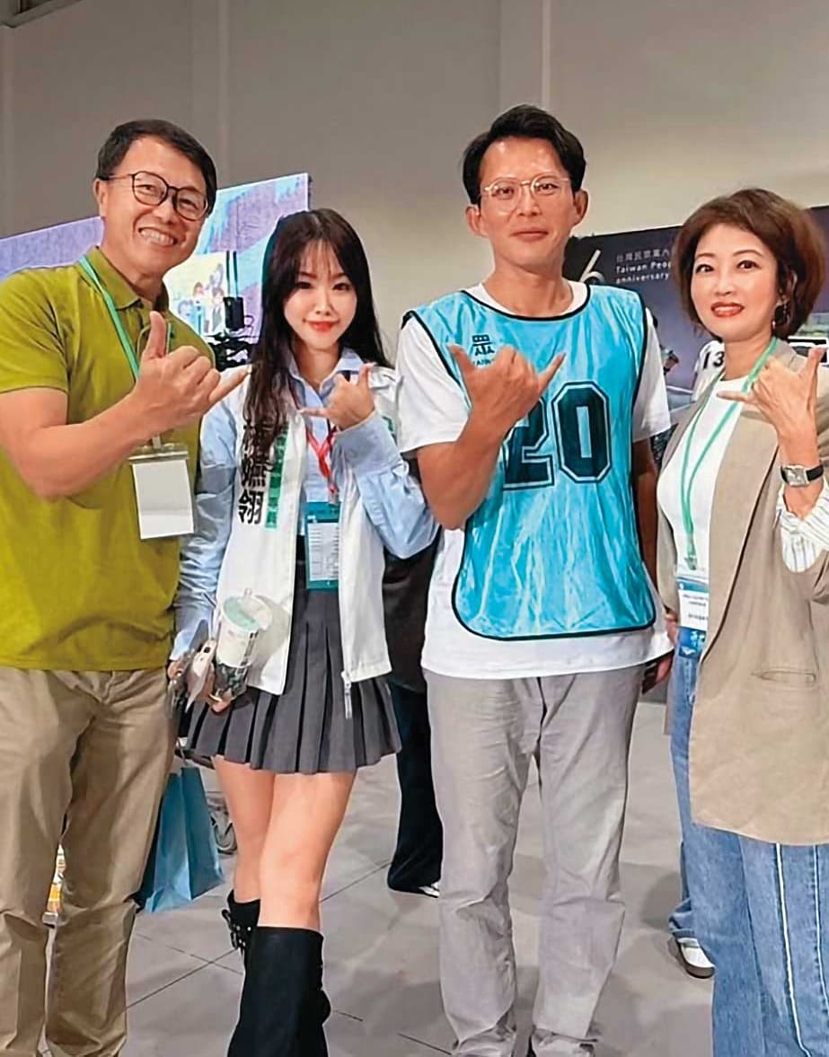 梅嬿翎（左2）的父母是前主播梅聖旻（左1）、吳中純（右1），全家人都是民眾黨的支持者。（翻攝梅嬿翎IG）