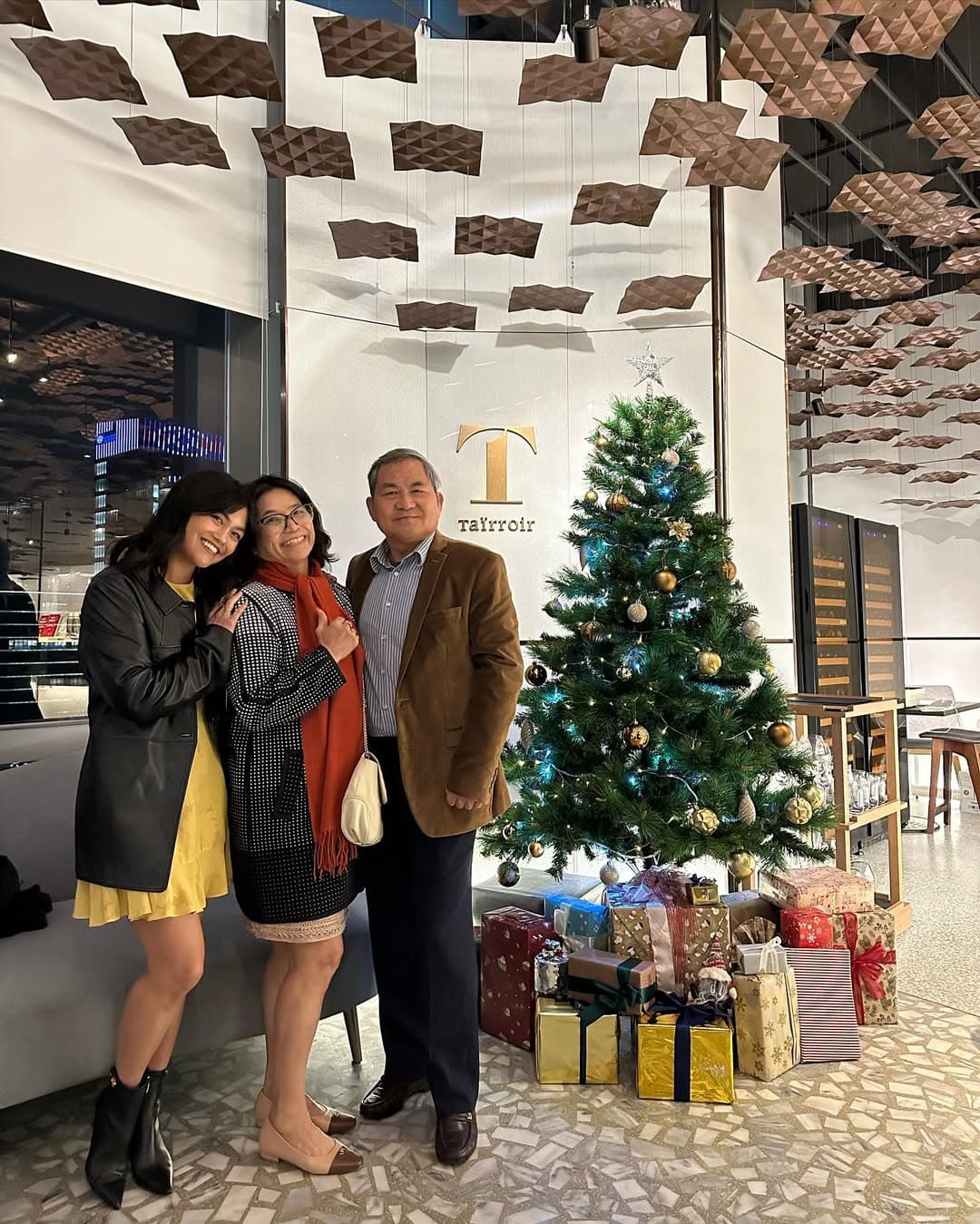 Karen和父母在台北品嚐米其林餐廳「Taïrroir 態芮」。（翻攝IG／＠karenschuang）