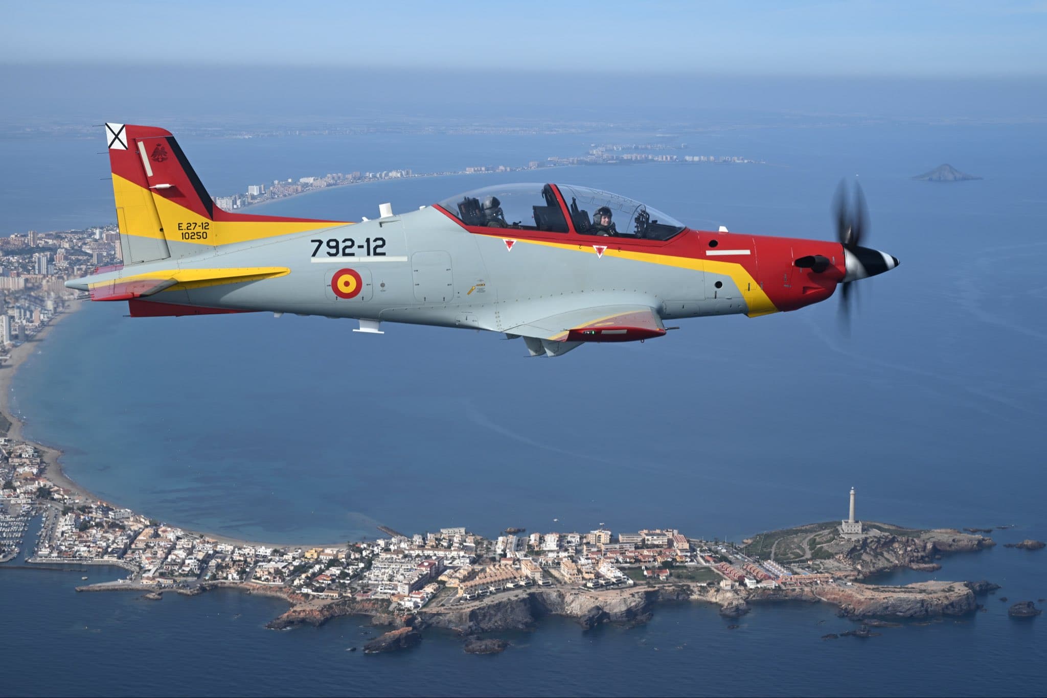 萊昂諾駕駛Pilatus PC-21 教練機於空中飛行，成功完成單獨飛行任務。（翻攝X@CasaReal）