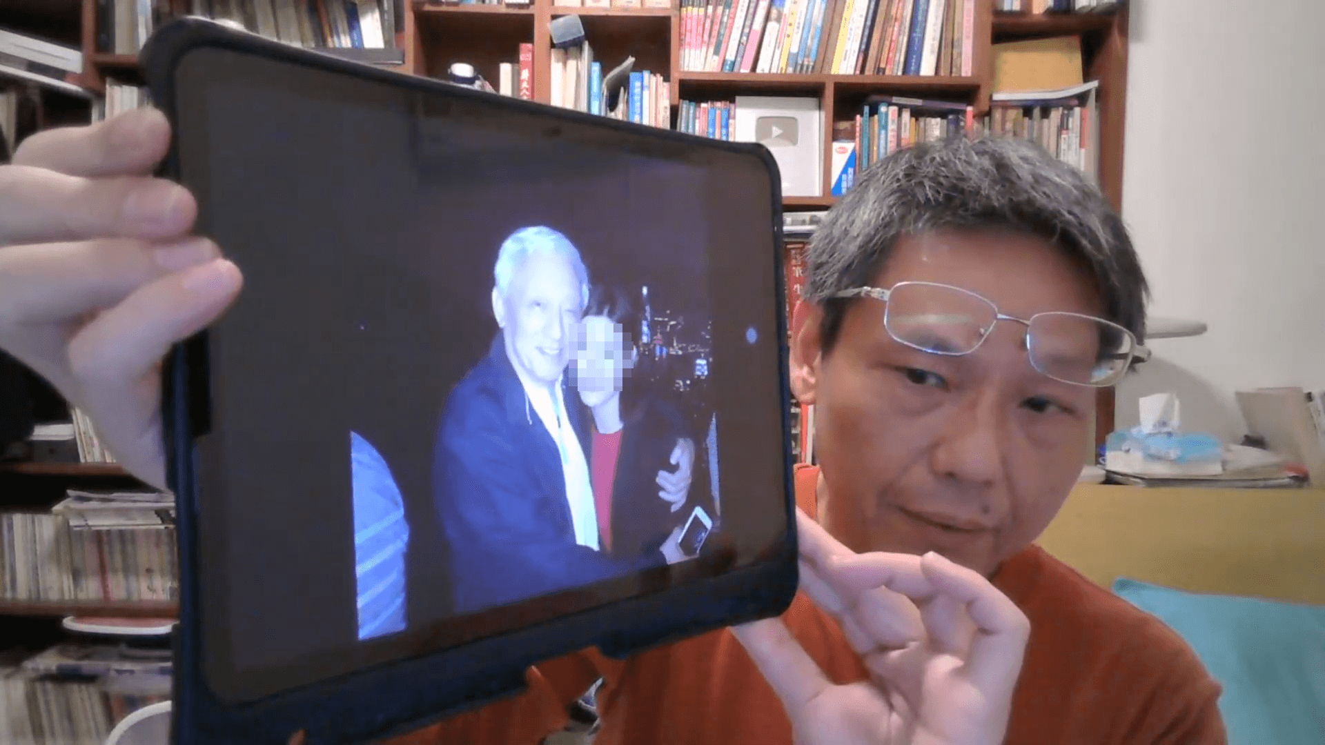 謝寒冰昨晚直播繼續揭露更多曹興誠與中國小三的親密照片。（翻攝自謝寒冰YT頻道）