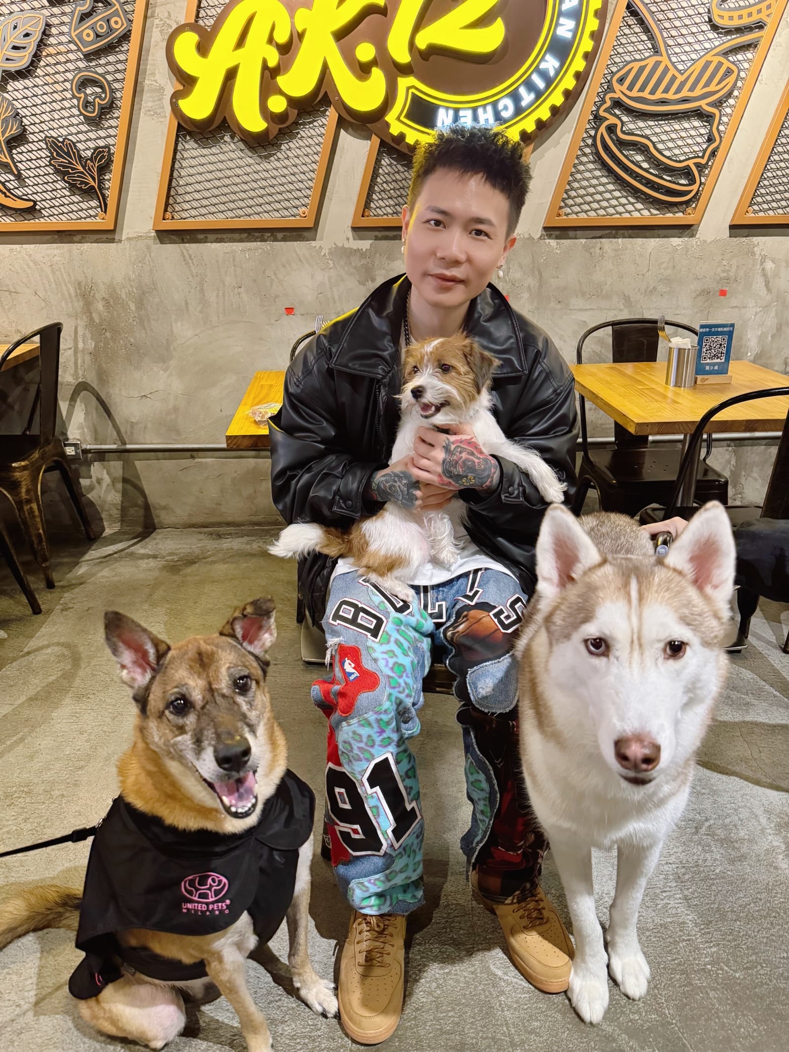 蕭秉治化身「一日寵物保母」，照顧傑克羅素梗犬碳吉和哈士奇Fendi，他自己的愛犬豬血糕也來探班。（相信音樂提供）