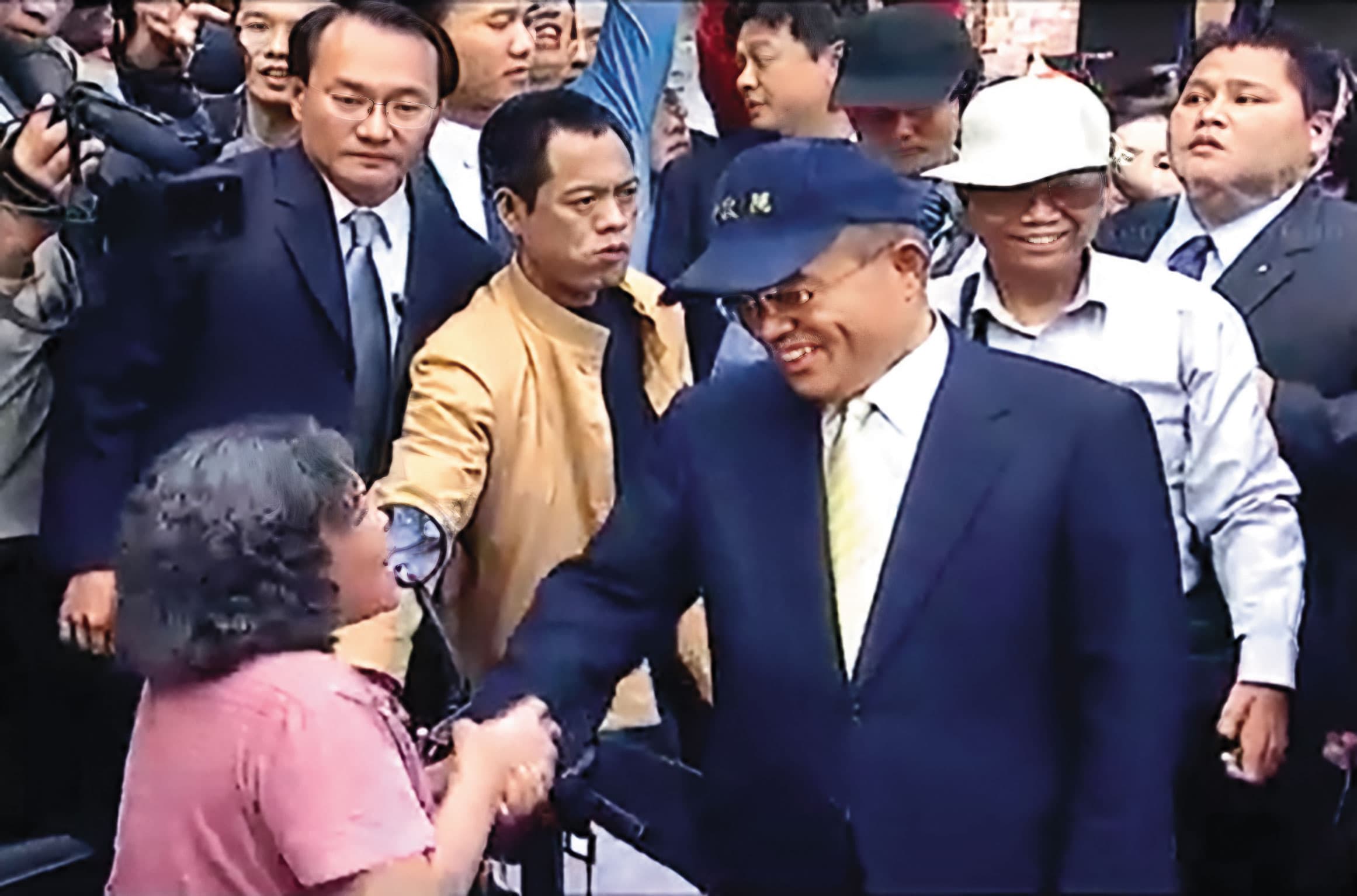 樂生保留運動當年包圍時任閣揆蘇貞昌官邸後，蘇曾赴樂生院訪視院民，並承諾「以90%保留為最高目標」。（翻攝行政院影音快遞YouTube）
