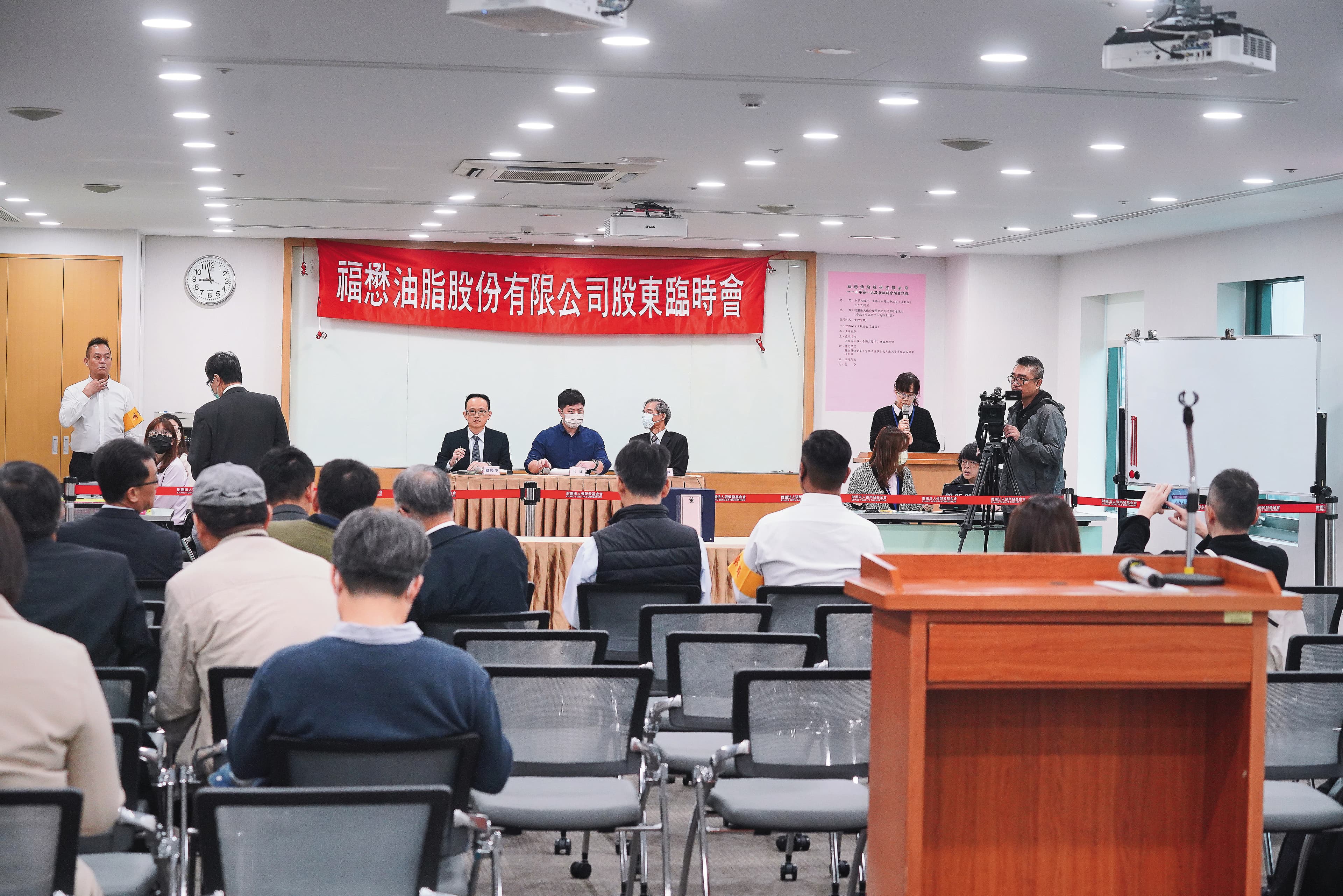 去年11月的臨時股東會，遭經濟部等單位否准興泰公司任福懋油董事長，致無法製作財報，今年初，被令股票停止交易。