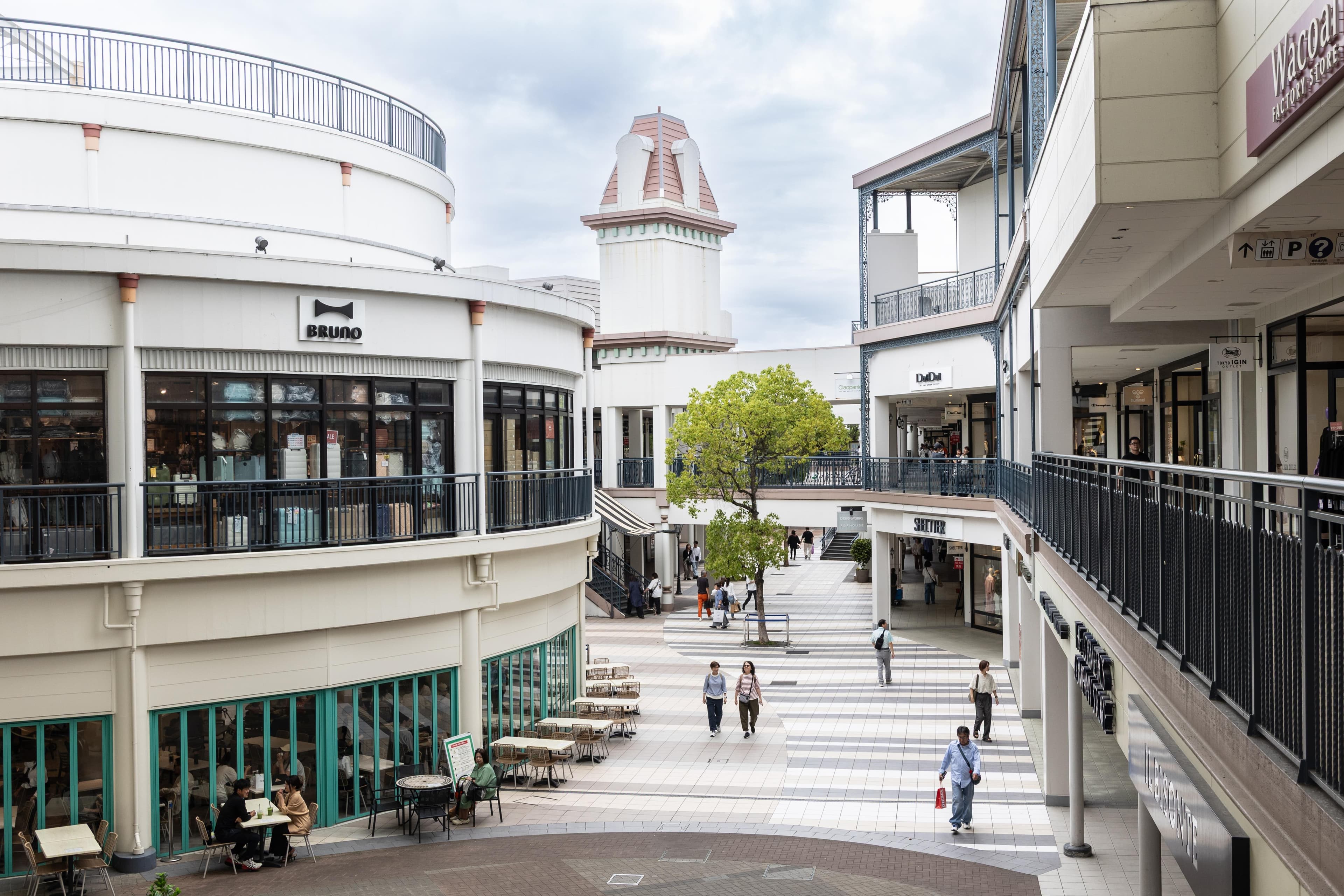 「MITSUI OUTLET PARK爵士之夢長島」就位在樂園旁，匯集了國內外人氣品牌與美食餐飲。