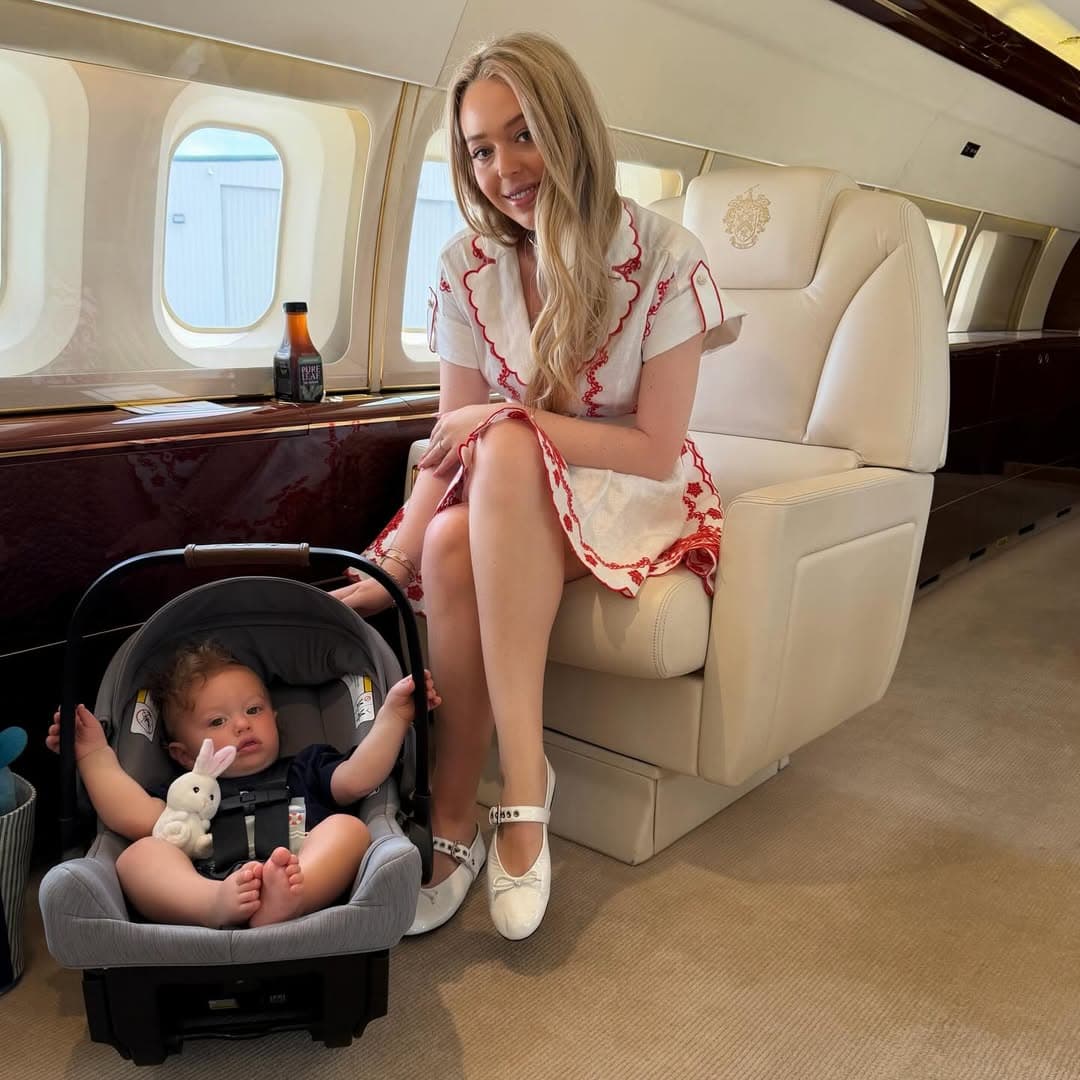 蒂芬妮帶著兒子搭私人飛機。（翻攝tiffanytrump IG）