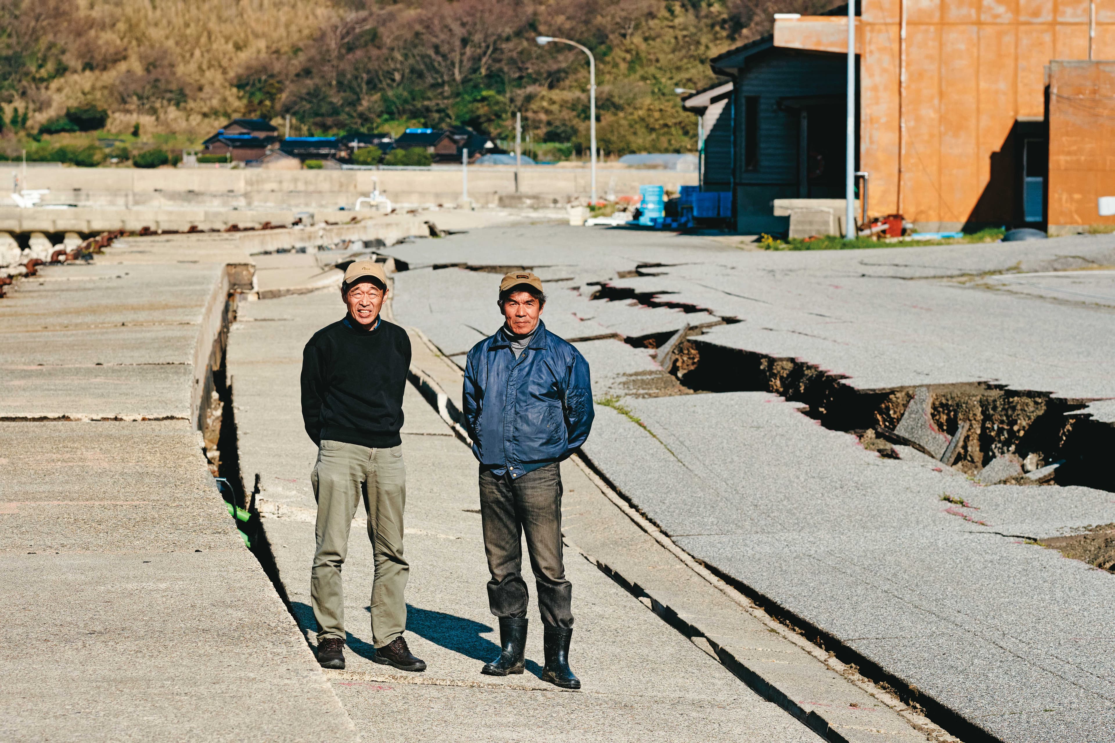 能登半島地震頻繁，今年遭遇史上規模最大地震，至今仍在重建，住在當地的北野進（左）和小谷內毅（右），帶我們探訪受損嚴重的地區。