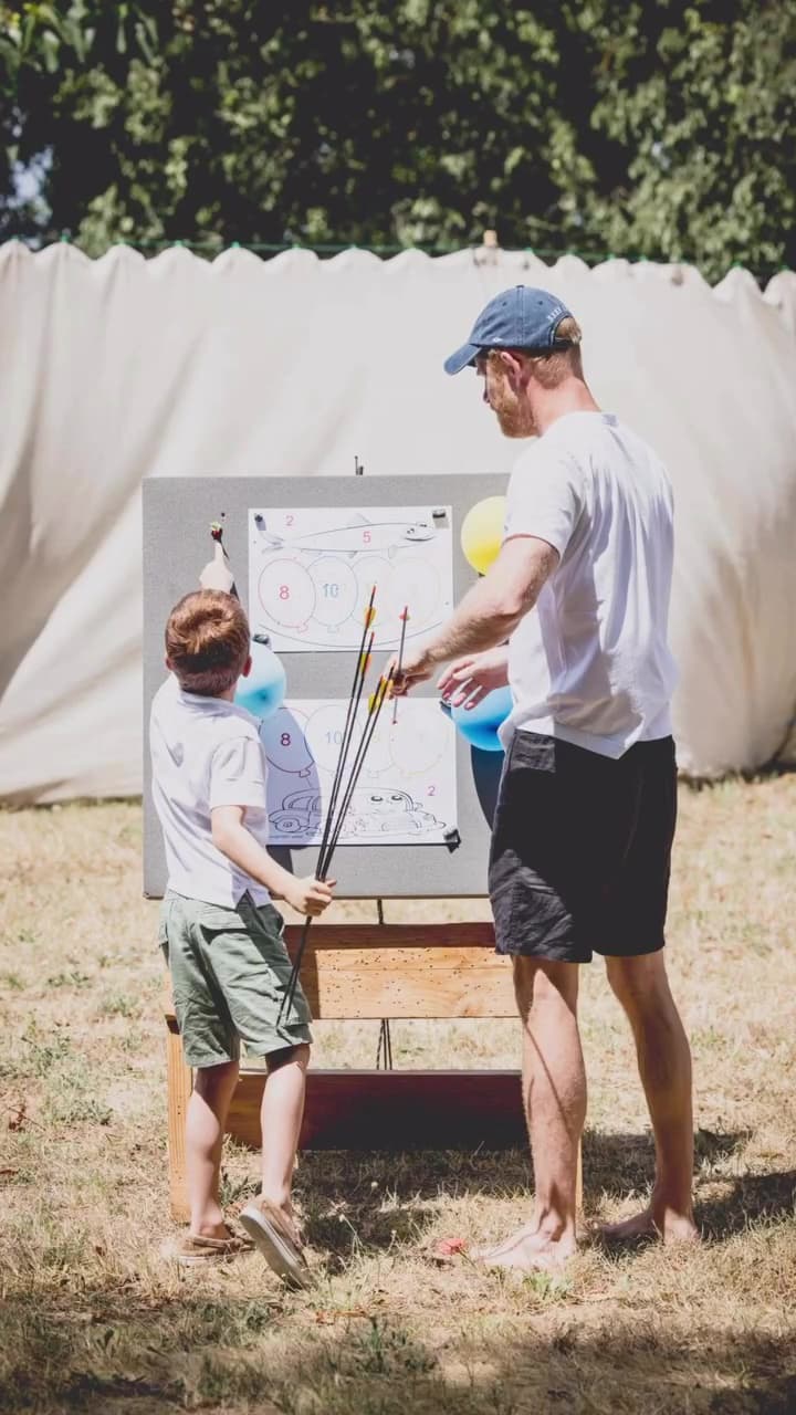 哈利陪7歲兒子亞契玩射箭遊戲，父子互動溫馨。（翻攝meghan IG）