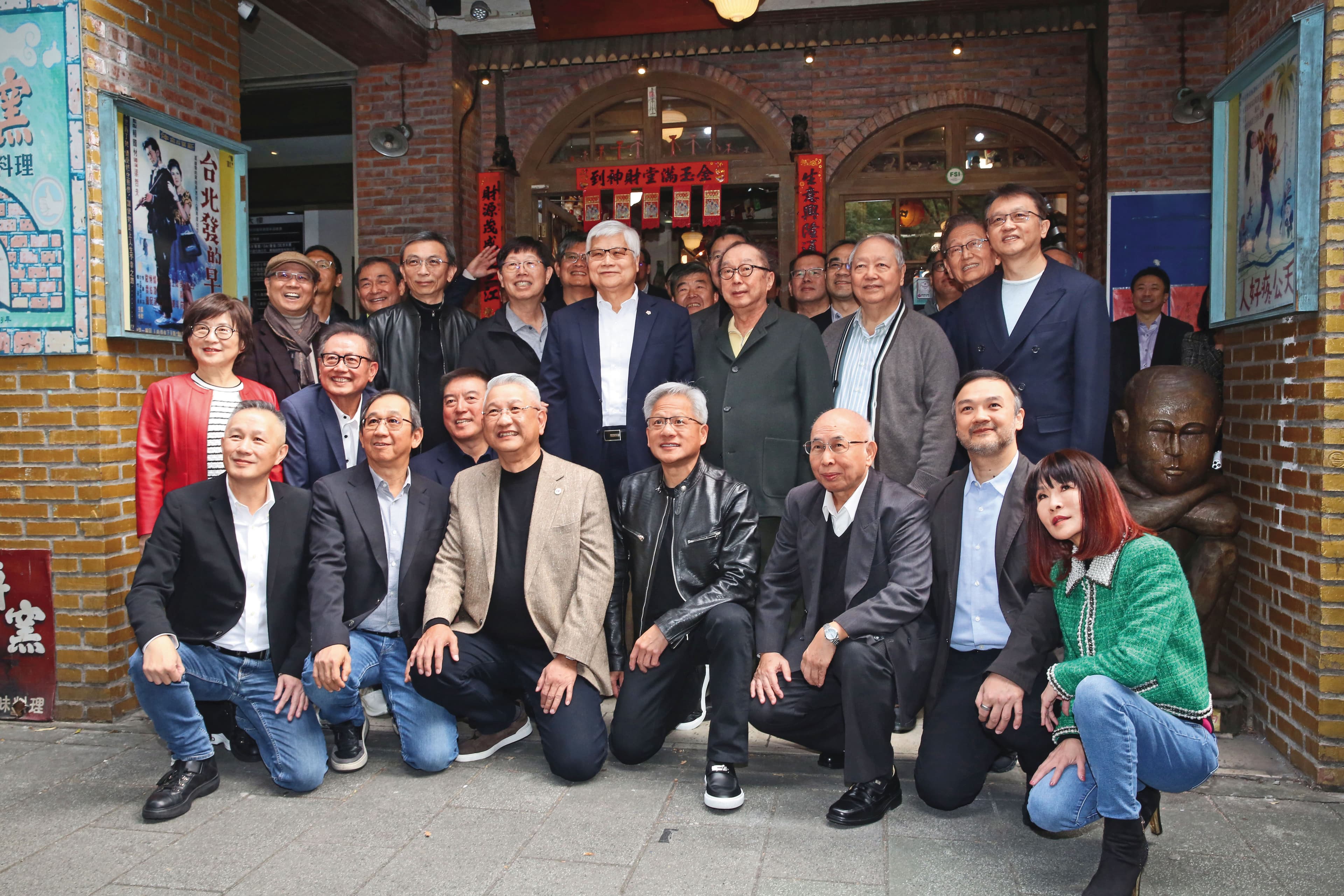 川普關稅開徵後，電子代工廠在亞洲製造無法賺錢，到美國設廠也將面臨虧損問題。圖為台科技業者與輝達執行長黃仁勳聚餐。
