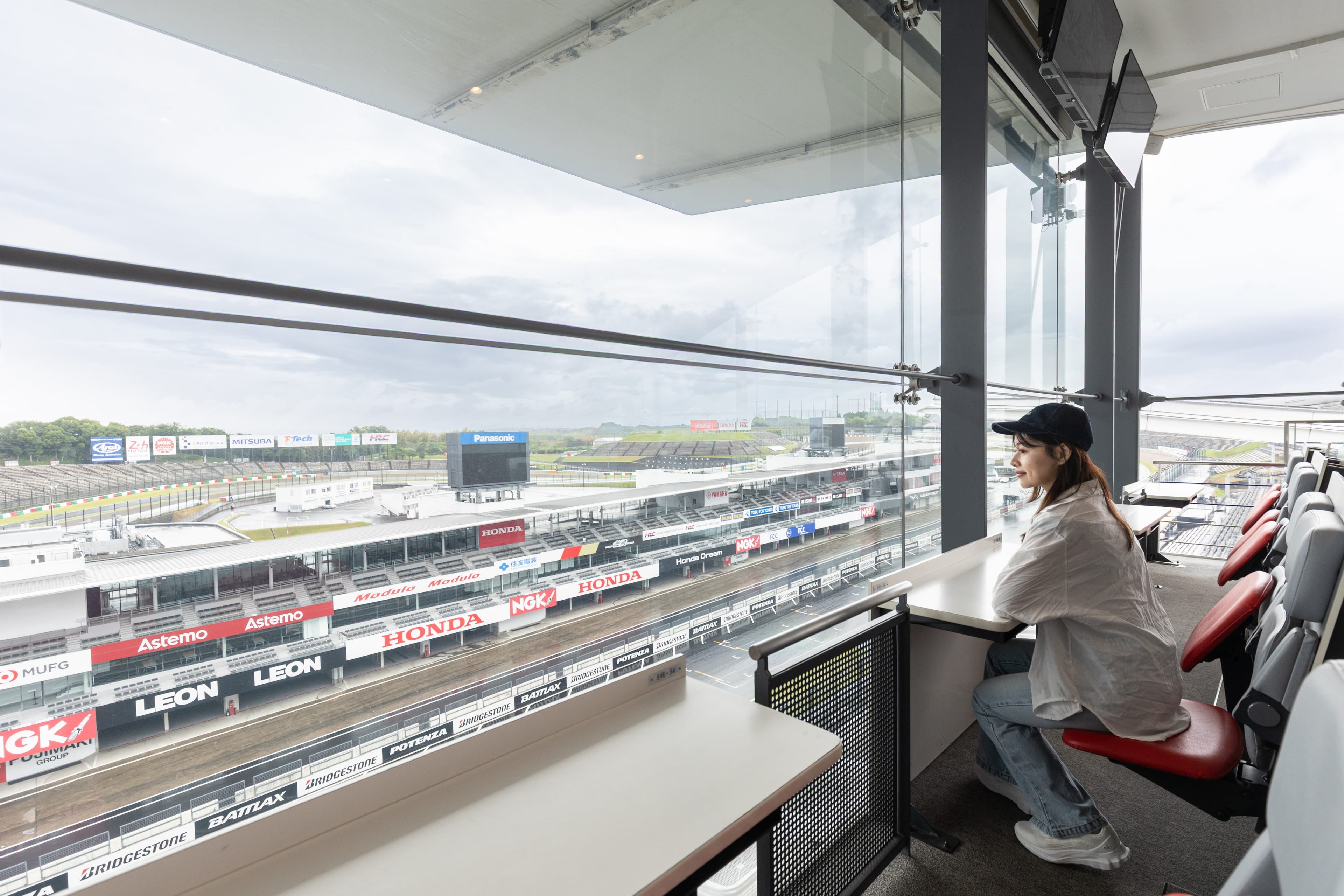 F1賽事期間要價約70萬日圓的VIP席位，能吹著冷氣從高處視角觀賽。