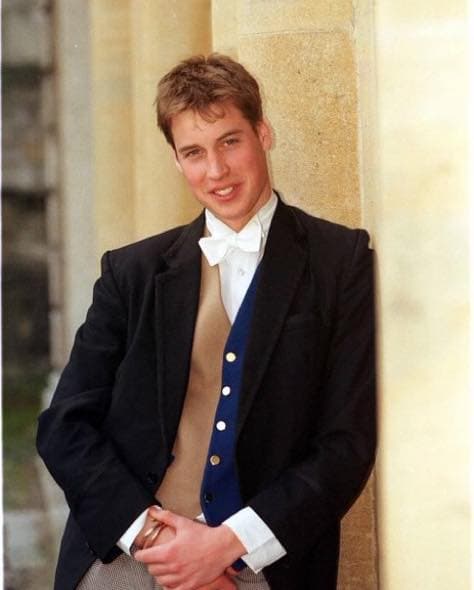 威廉王子年輕時身穿伊頓公學制服的模樣。（翻攝royalfamilygb IG）